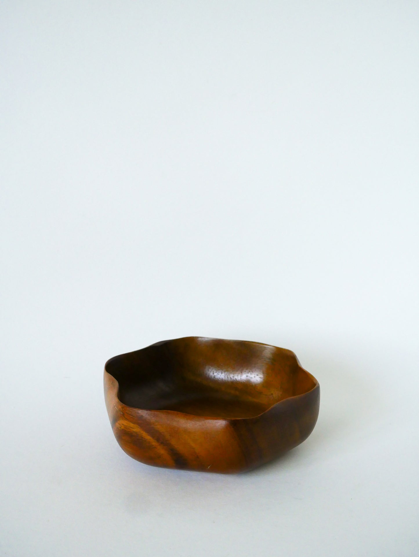 Ensemble composé d'un plat et de 6 petits ramequins en forme de fleur, bois exotique, 1980