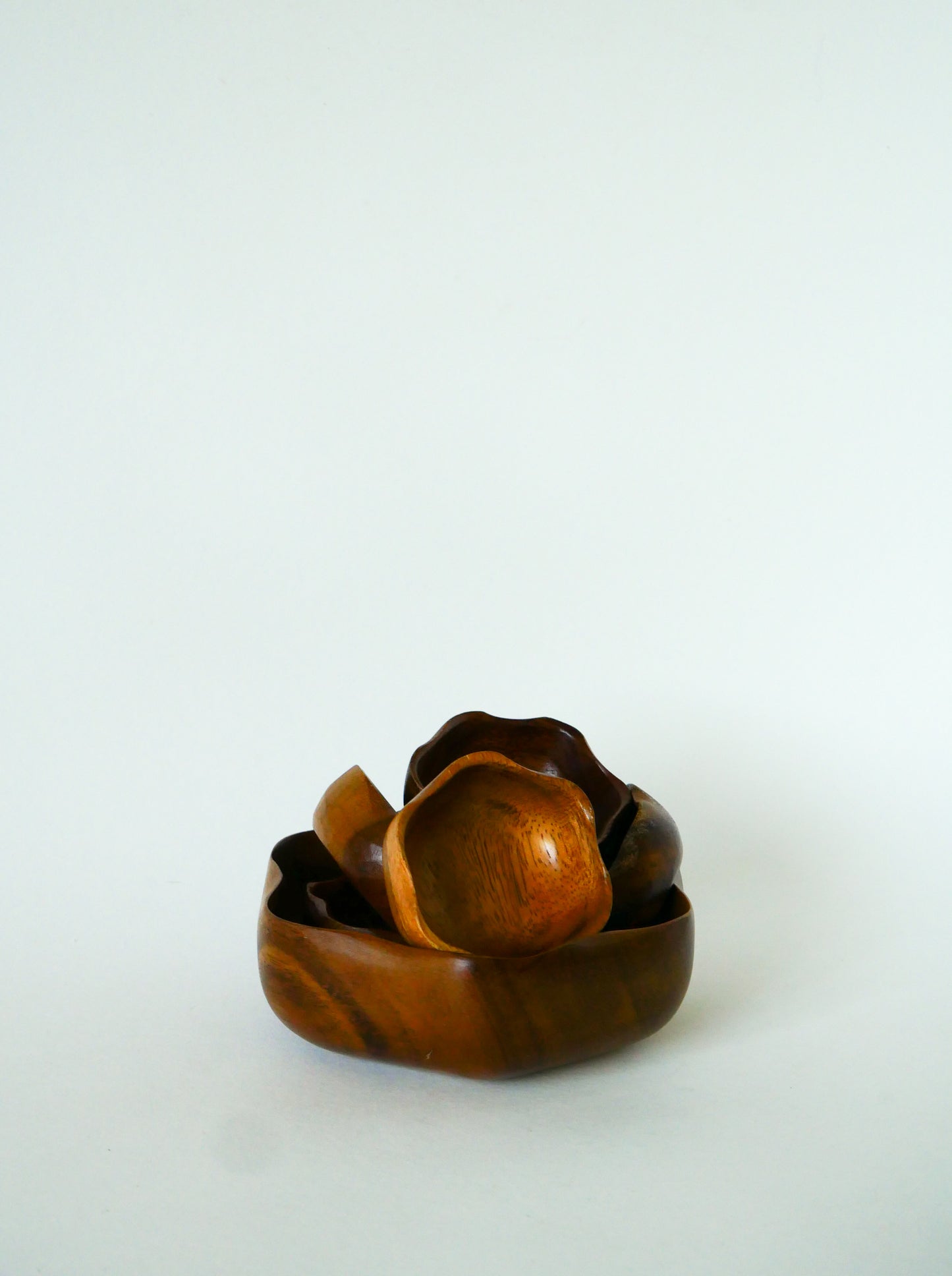 Ensemble composé d'un plat et de 6 petits ramequins en forme de fleur, bois exotique, 1980