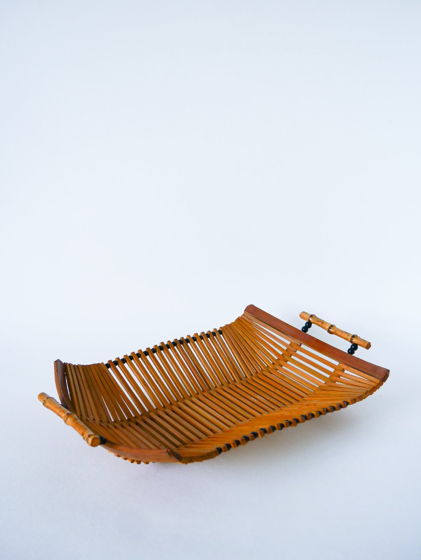 Corbeille en bois et perles noires, poignées en bambou, 1960