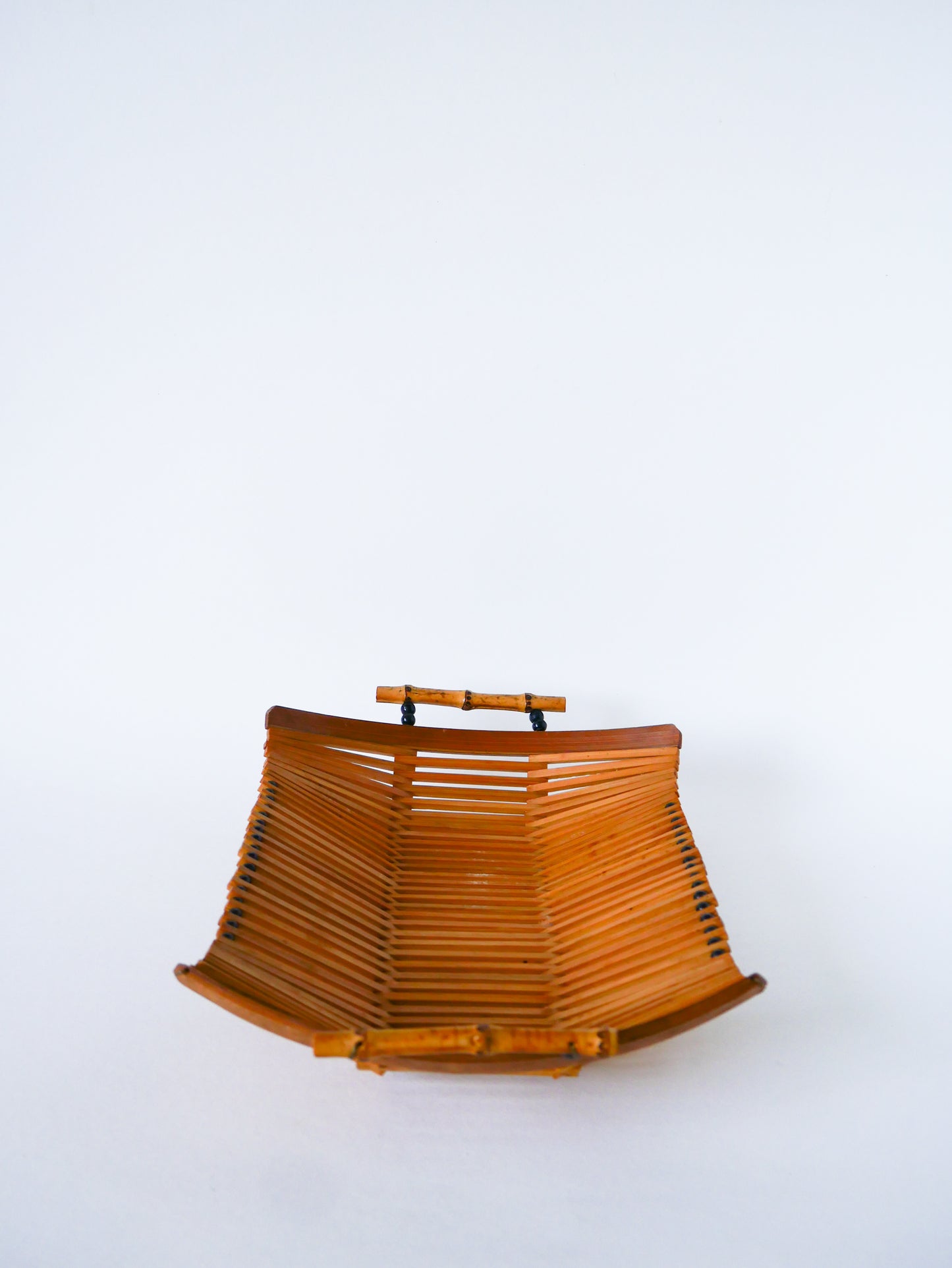 Corbeille en bois et perles noires, poignées en bambou, 1960