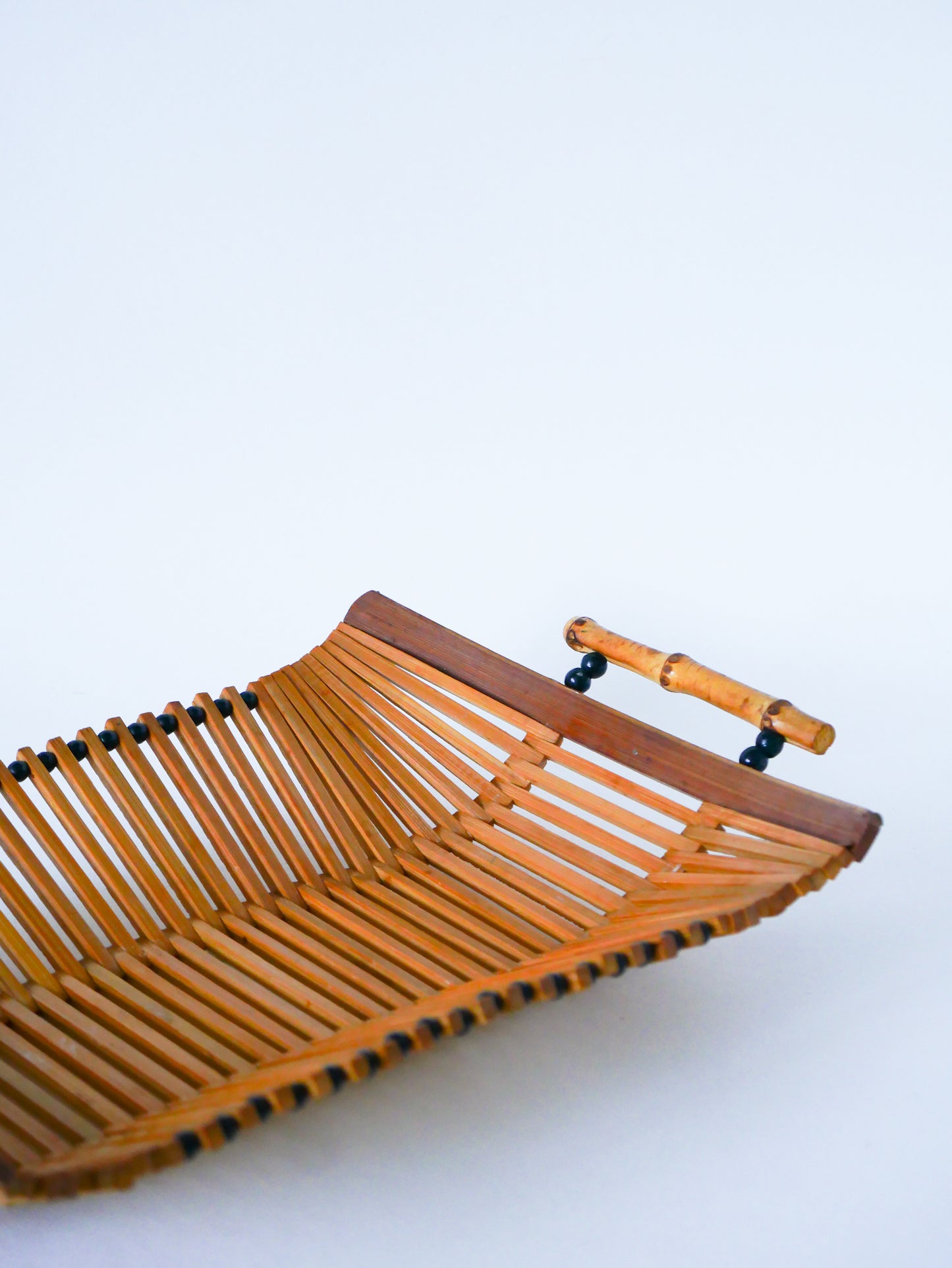 Corbeille en bois et perles noires, poignées en bambou, 1960