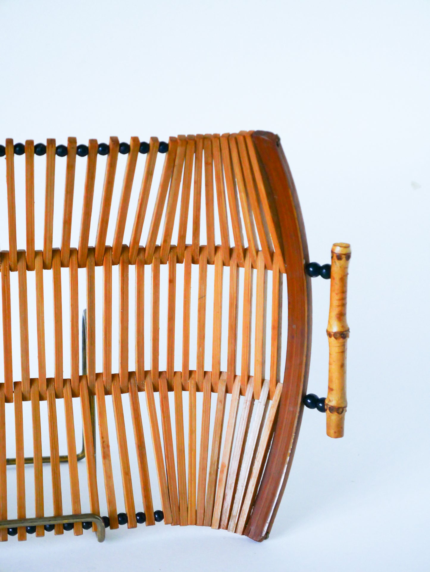 Corbeille en bois et perles noires, poignées en bambou, 1960