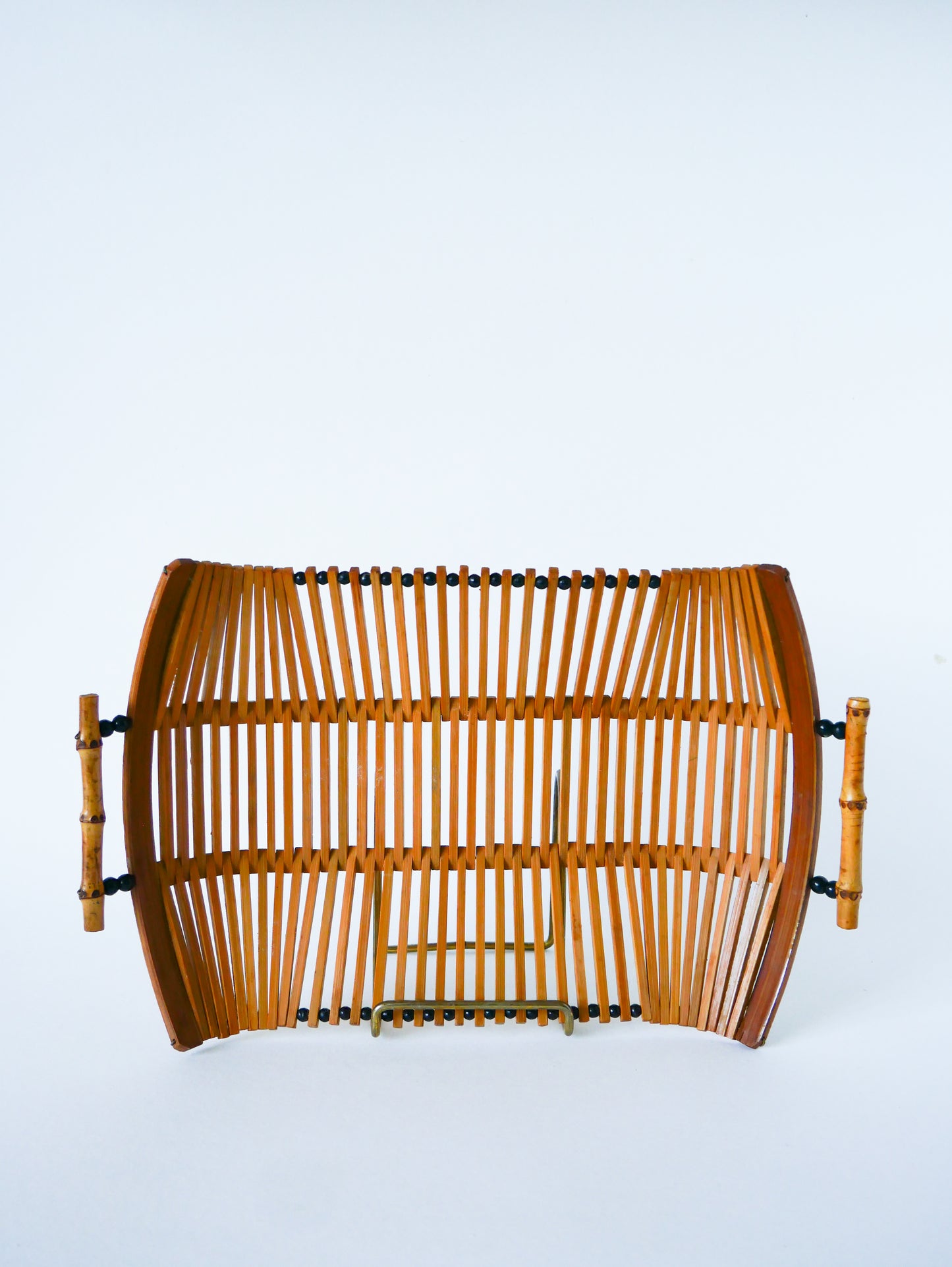Corbeille en bois et perles noires, poignées en bambou, 1960