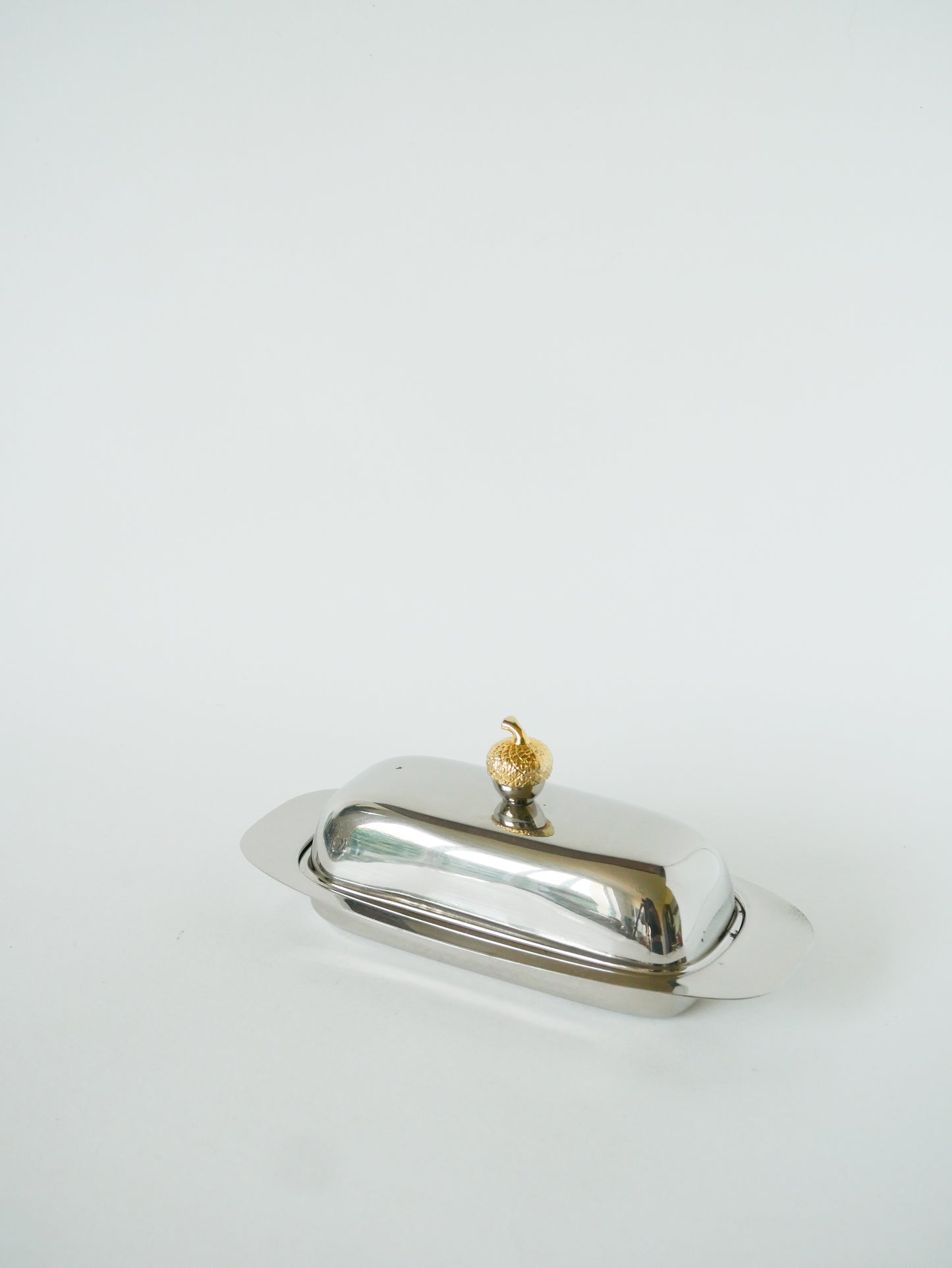 Beurrier en métal argenté, laiton et verre, 1960