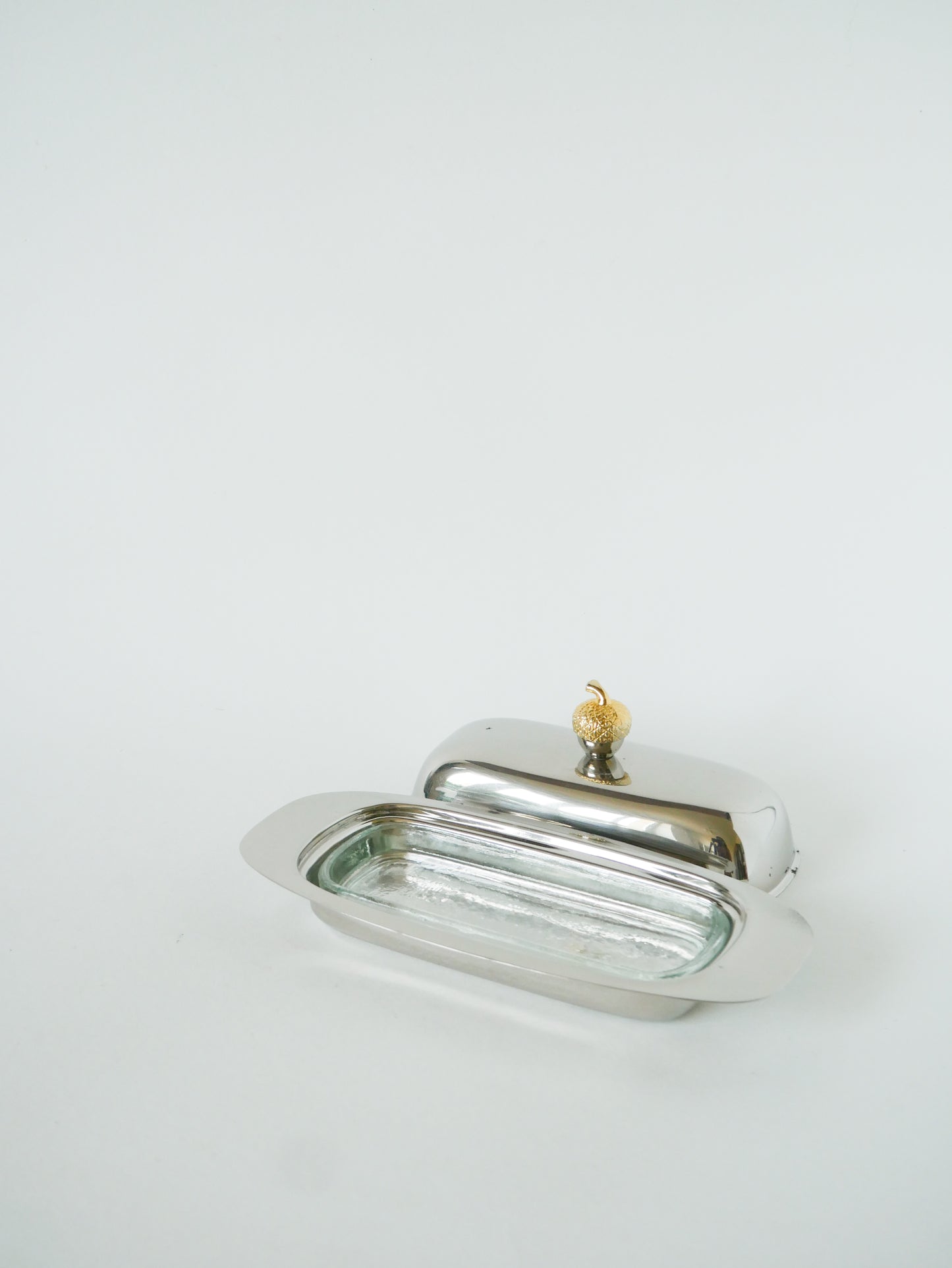 Beurrier en métal argenté, laiton et verre, 1960