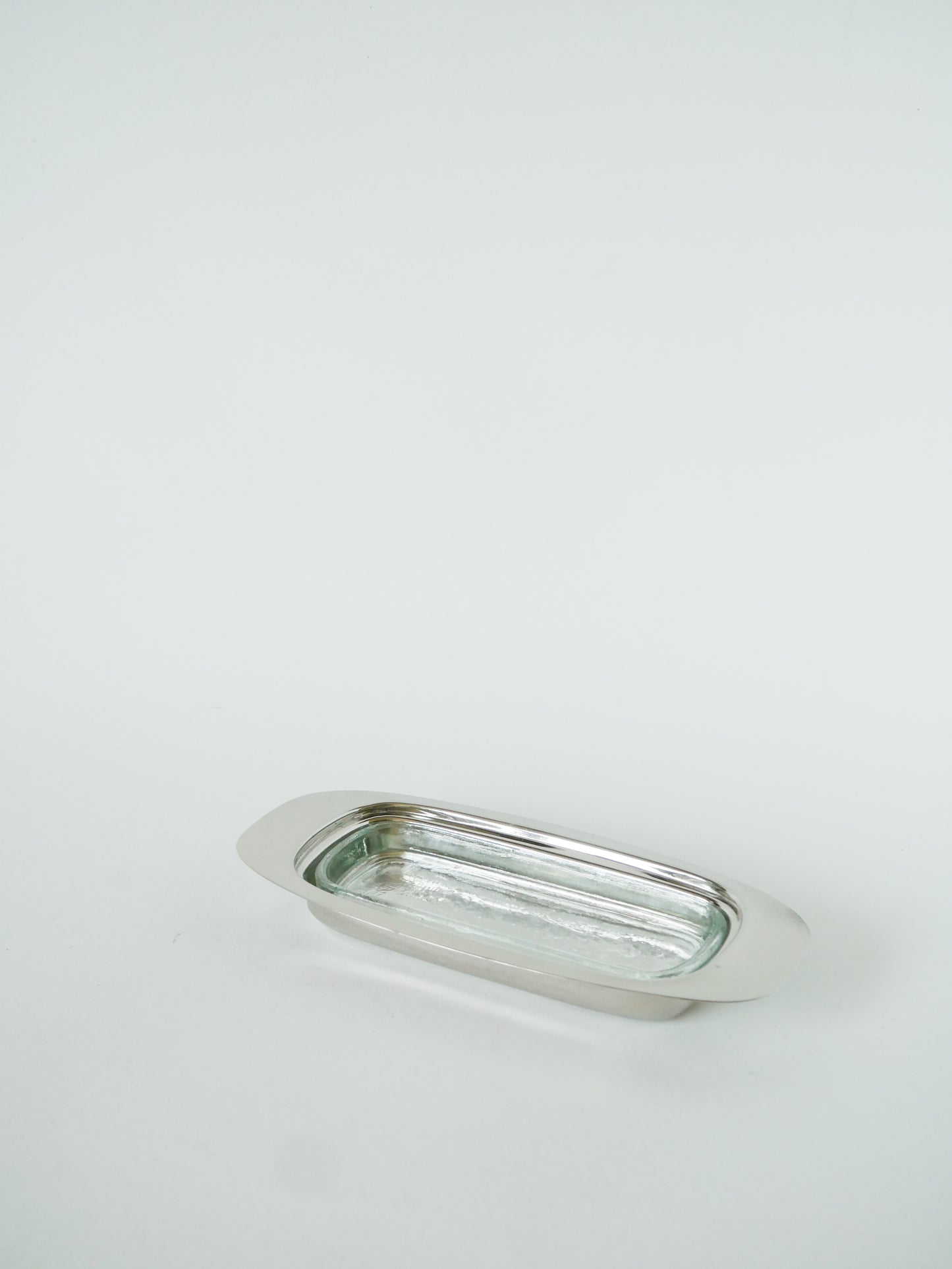 Beurrier en métal argenté, laiton et verre, 1960