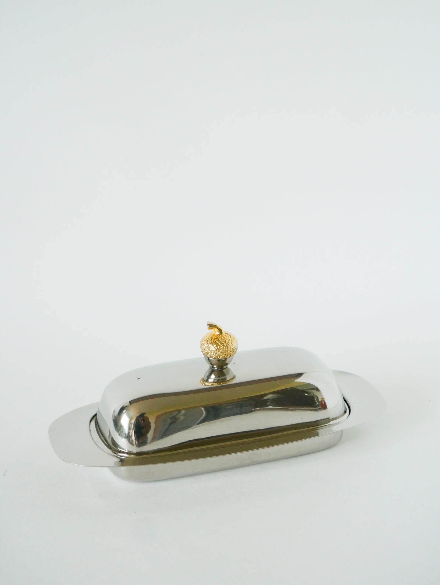 Beurrier en métal argenté, laiton et verre, 1960