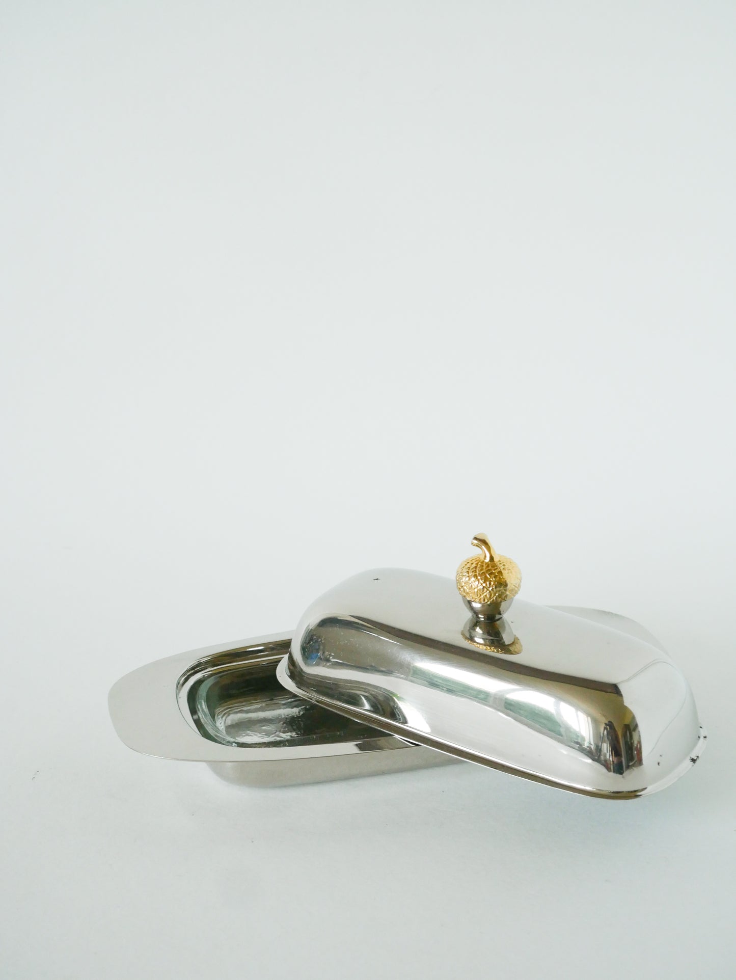 Beurrier en métal argenté, laiton et verre, 1960