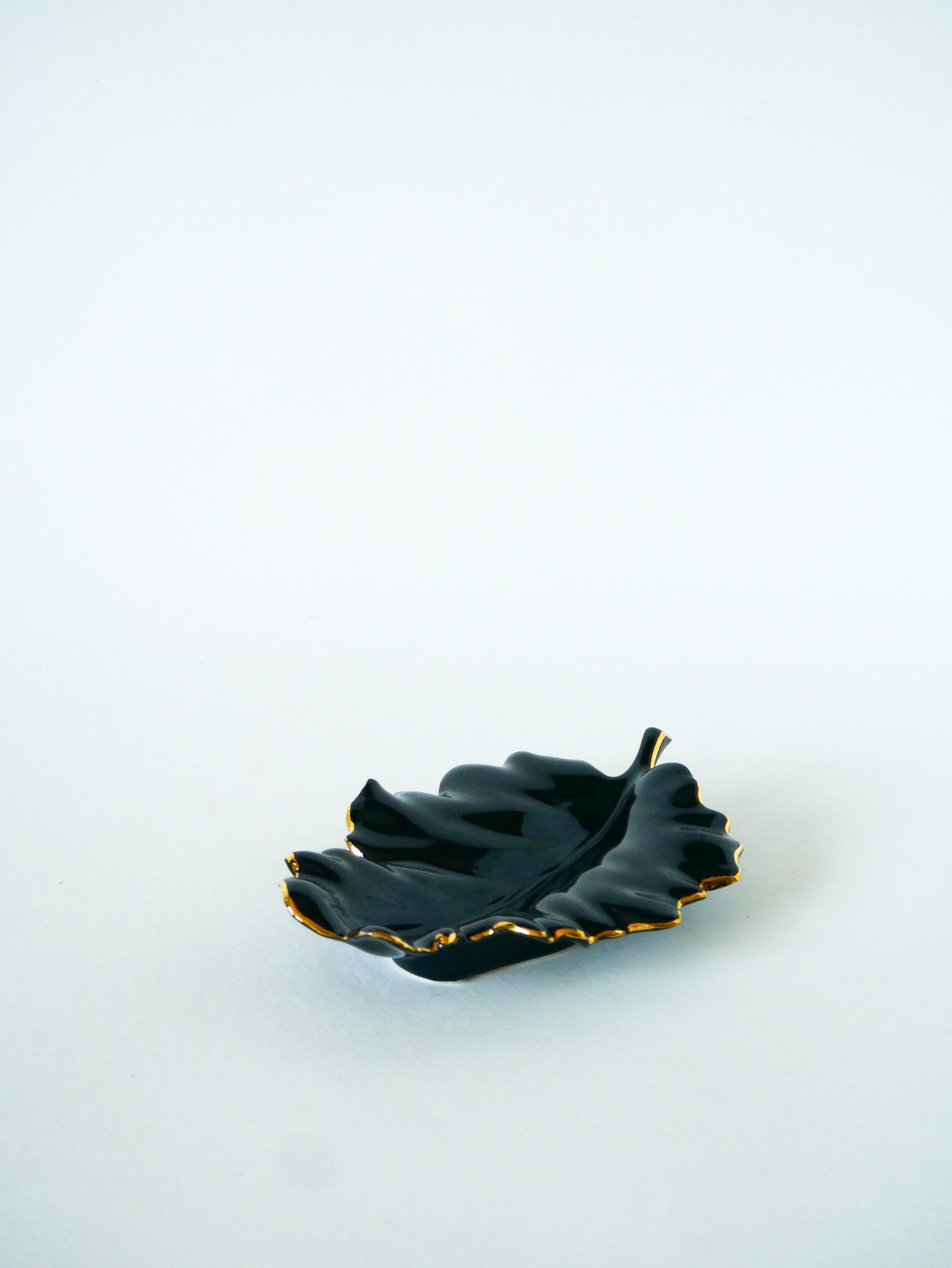 Vide-poche en céramique, modèle Feuille, Noir & Doré, 1970