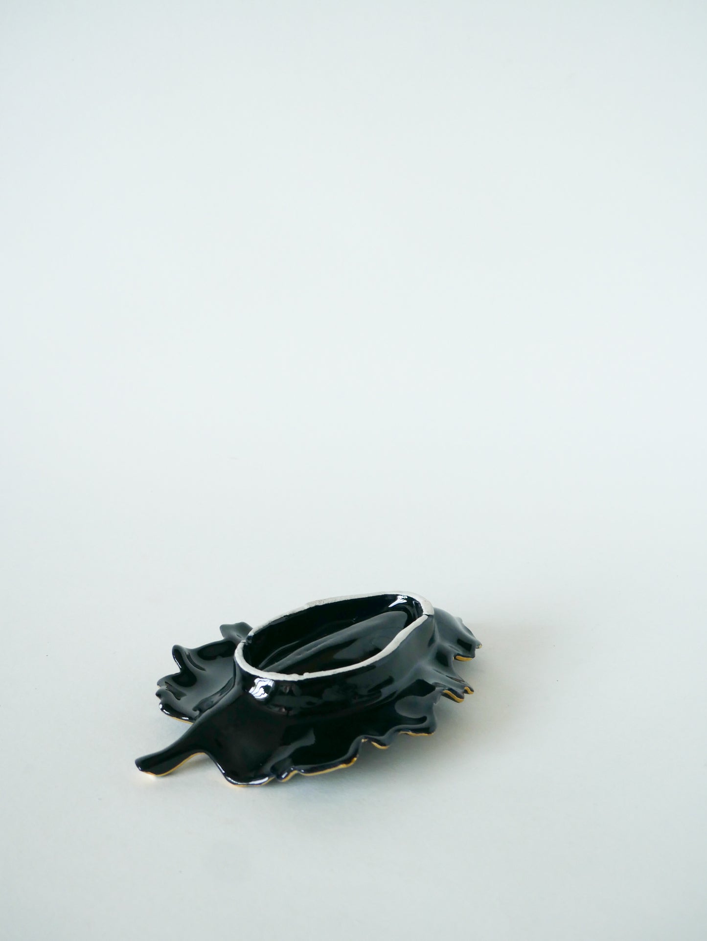 Vide-poche en céramique, modèle Feuille, Noir & Doré, 1970