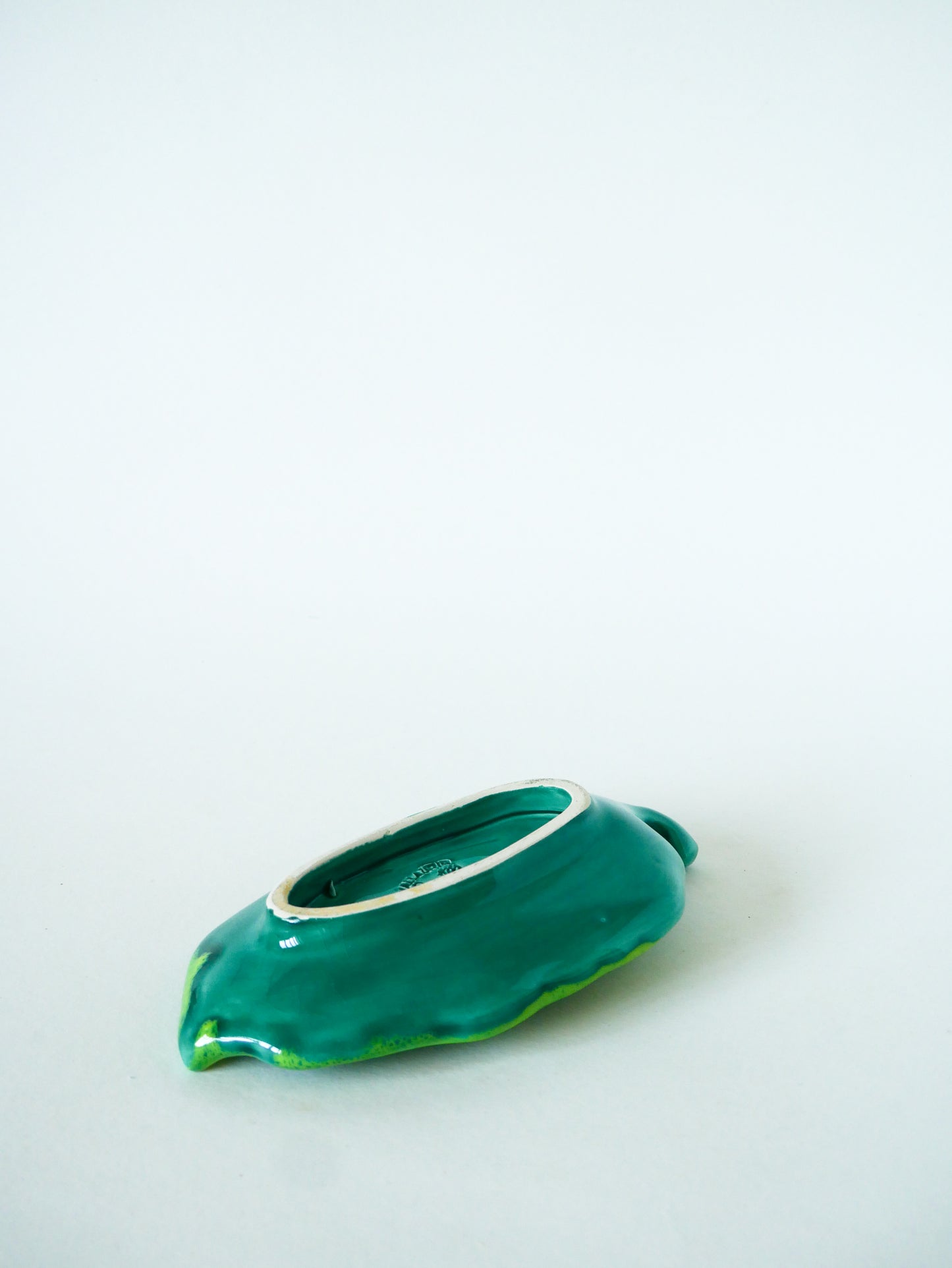 Vide-poche en céramique, modèle Feuille, Vert & Jaune, Signé Vallauris, 1970