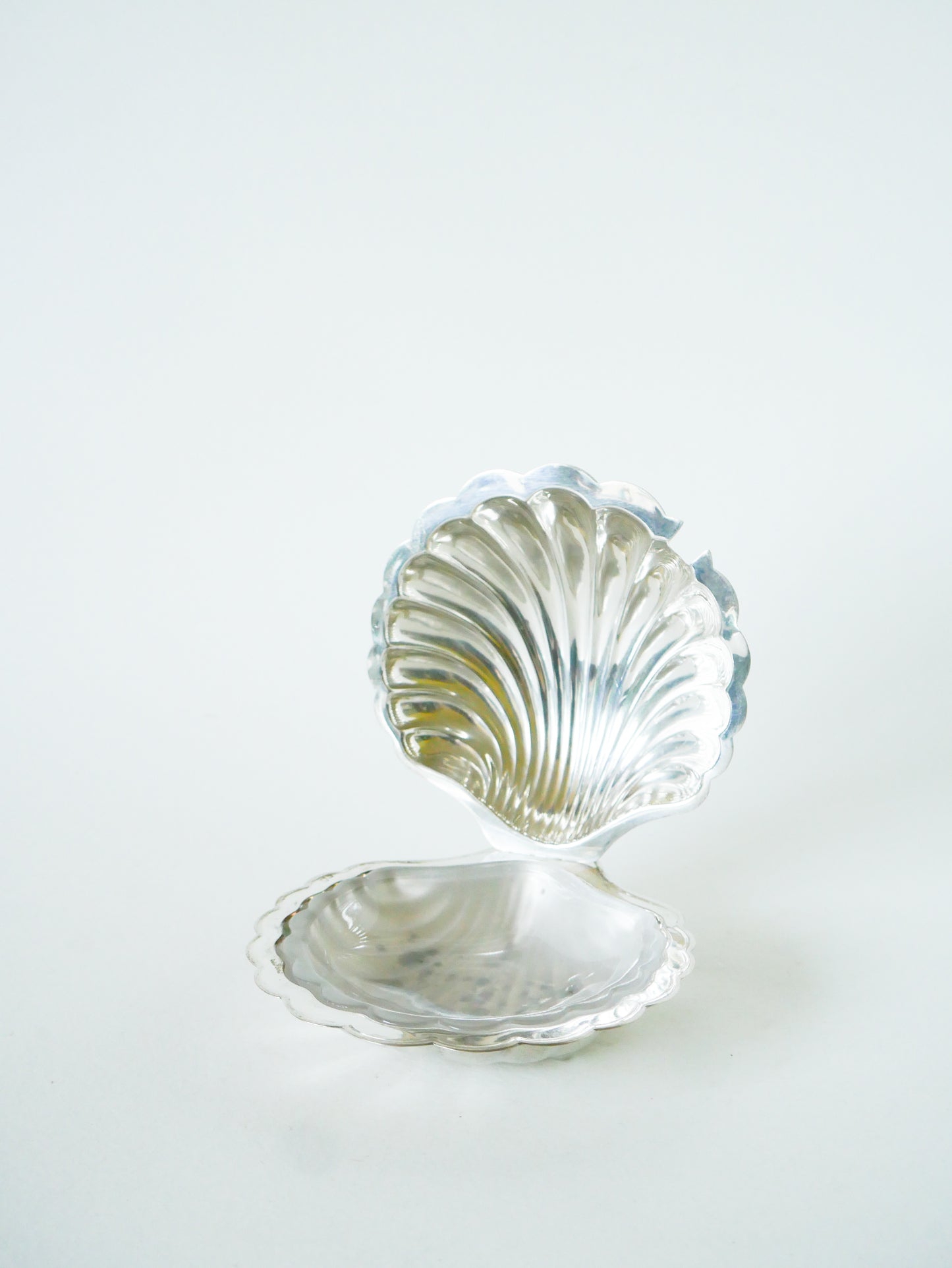 Vide-poche coquillage en métal argenté et verre, 1970