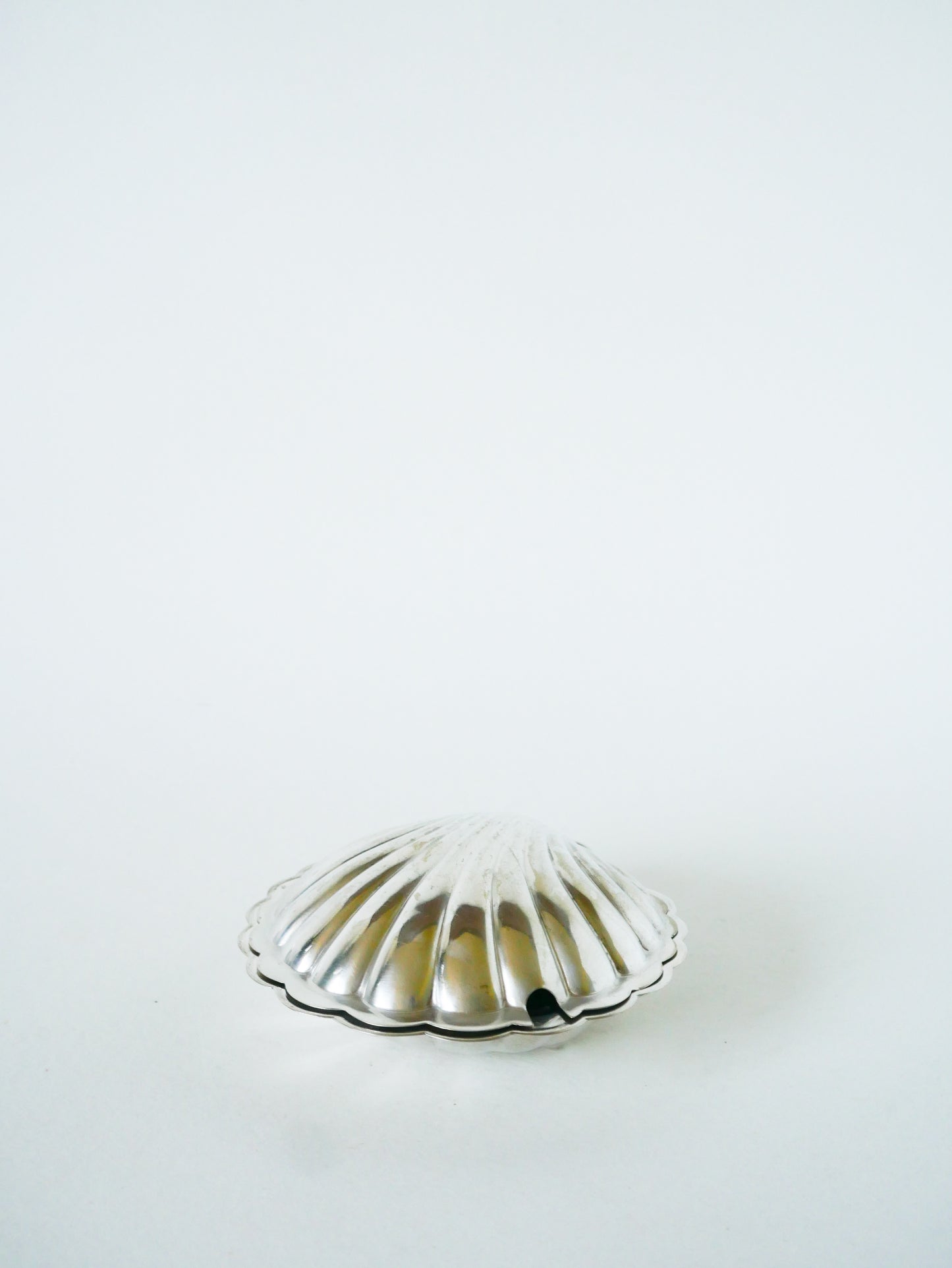 Vide-poche coquillage en métal argenté et verre, 1970