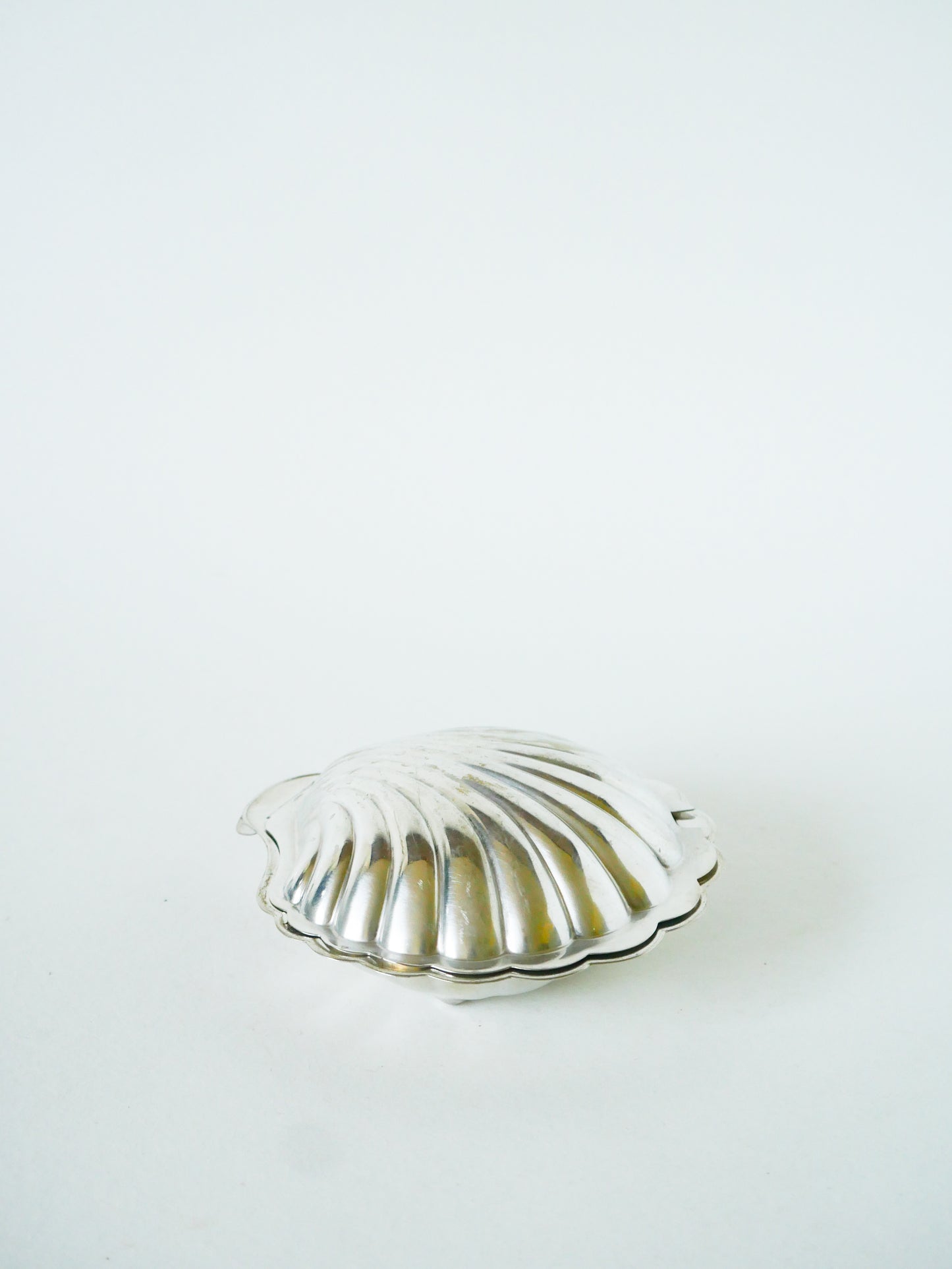 Vide-poche coquillage en métal argenté et verre, 1970