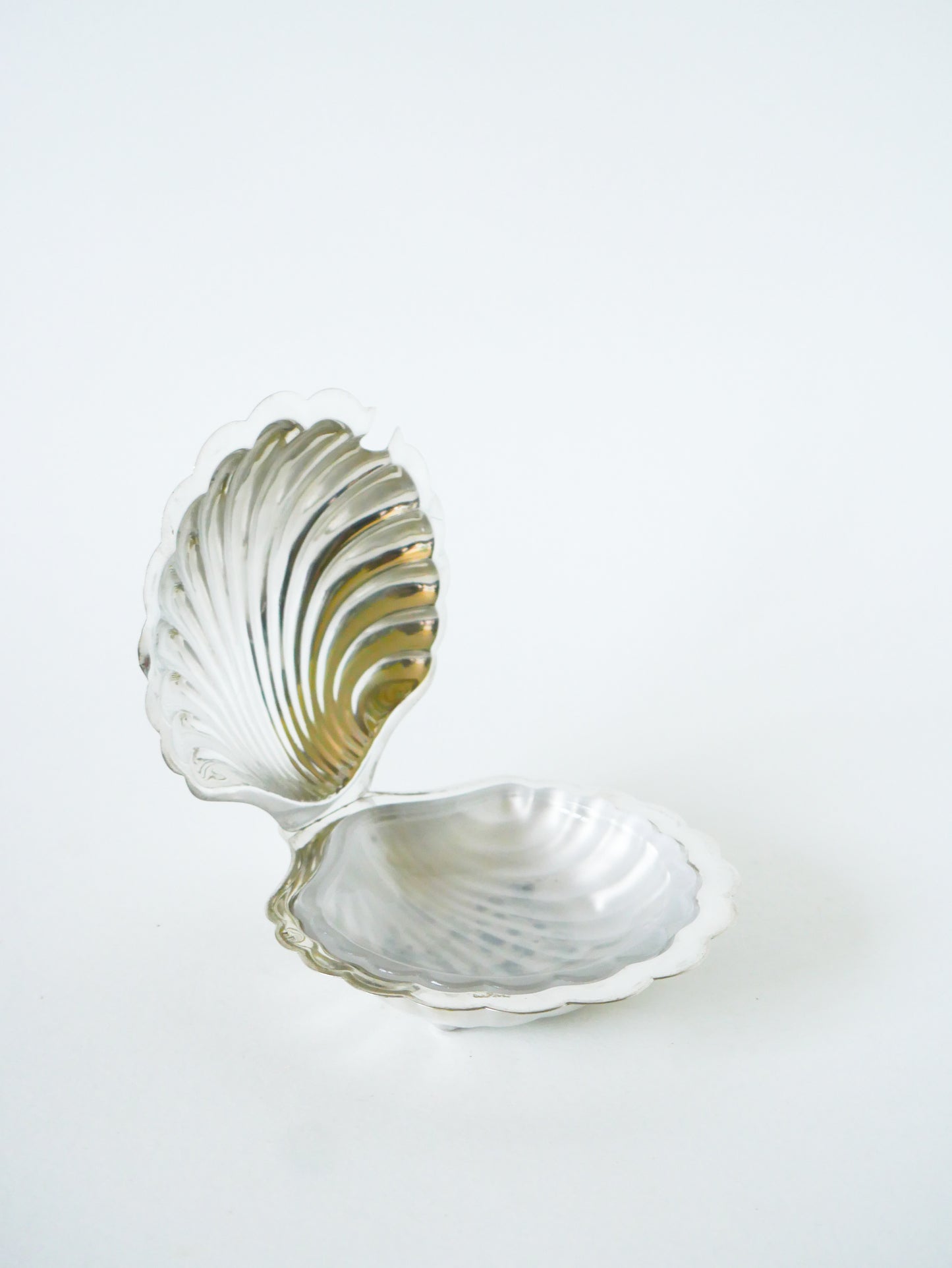 Vide-poche coquillage en métal argenté et verre, 1970