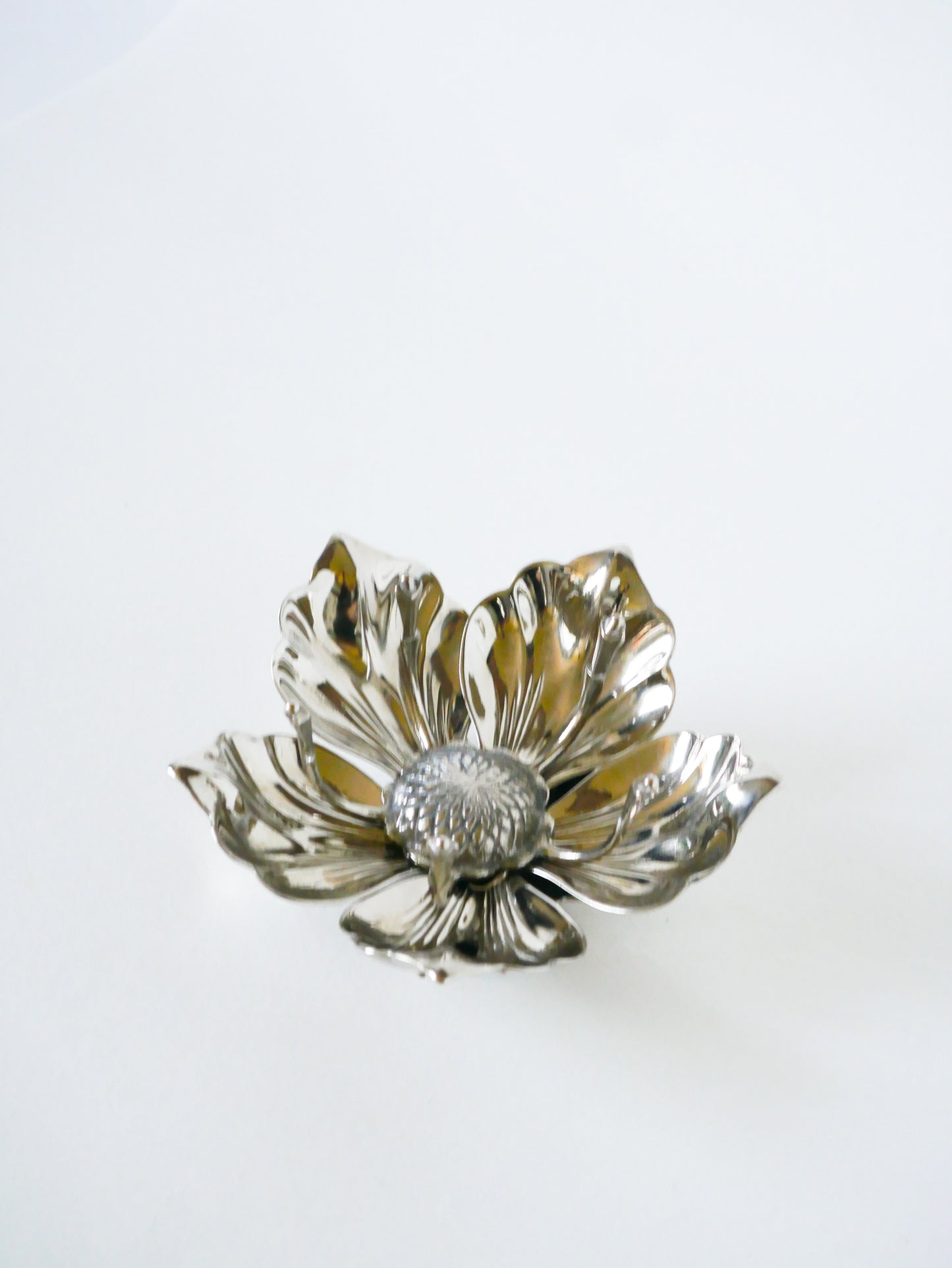 Vide-poche / cendrier en métal argenté, forme Fleur & Pétales, 1970