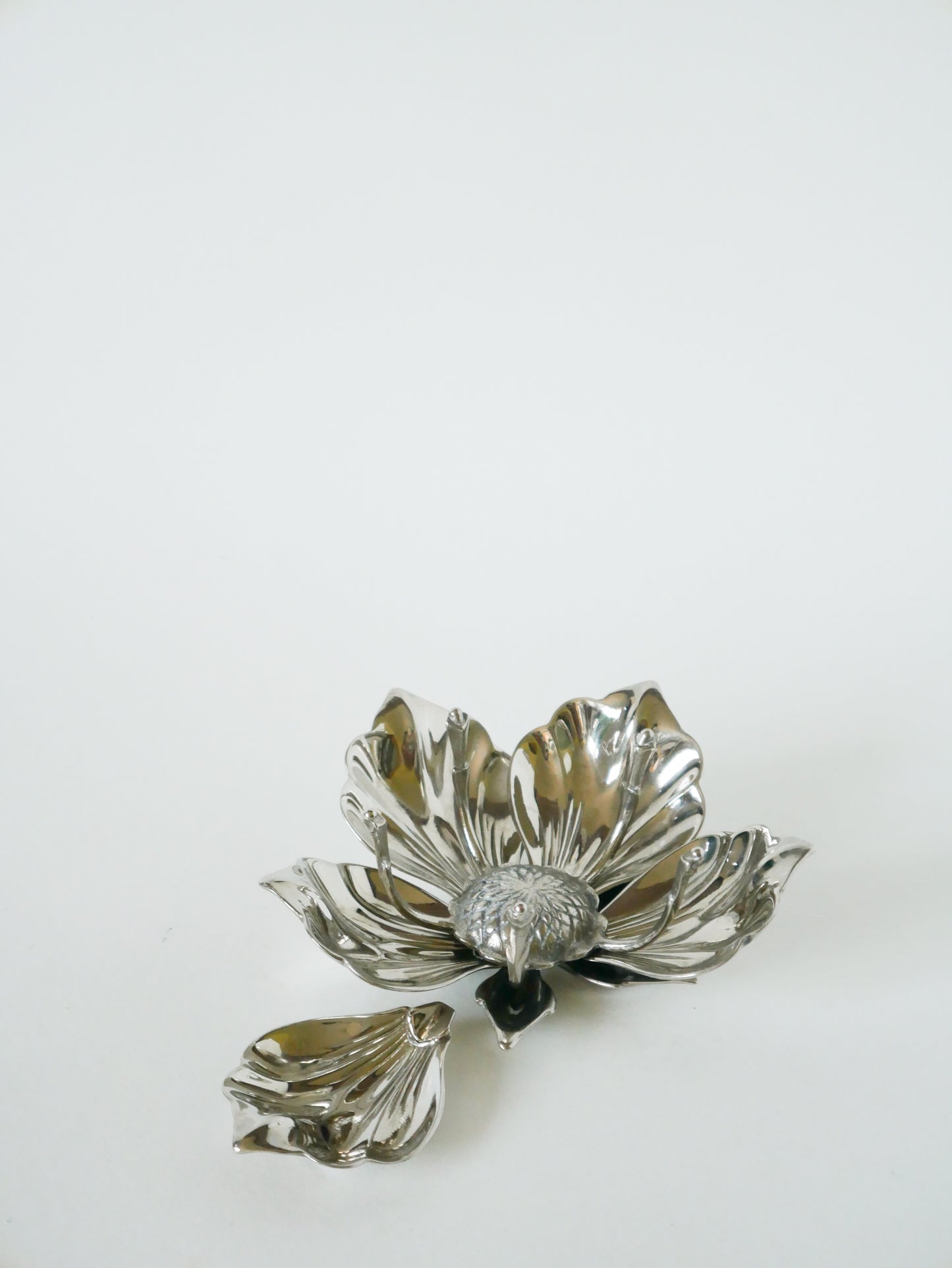 Vide-poche / cendrier en métal argenté, forme Fleur & Pétales, 1970