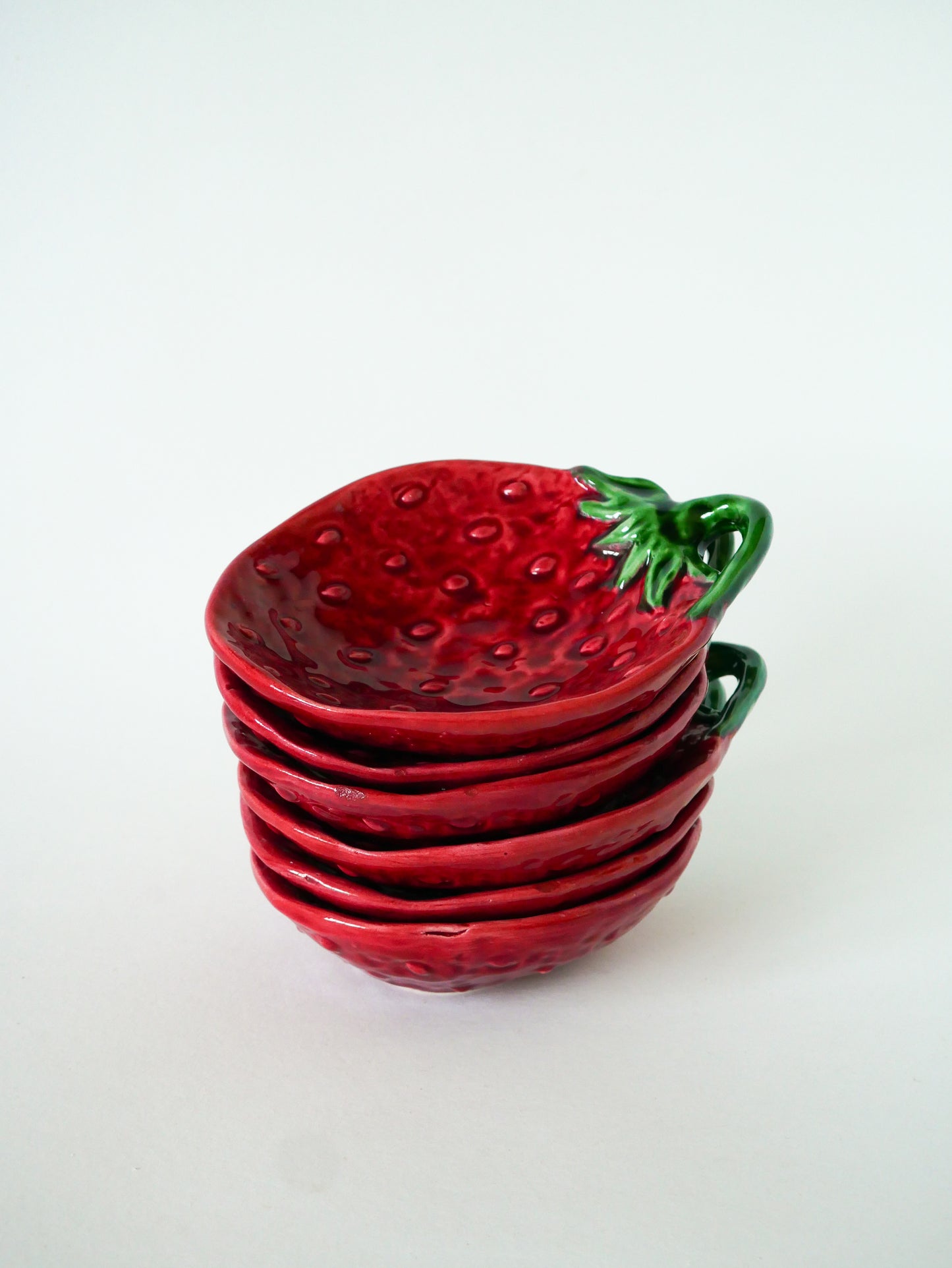 Ensemble de 6 ramequins en barbotine, modèle Framboise, Vallauris, 1970