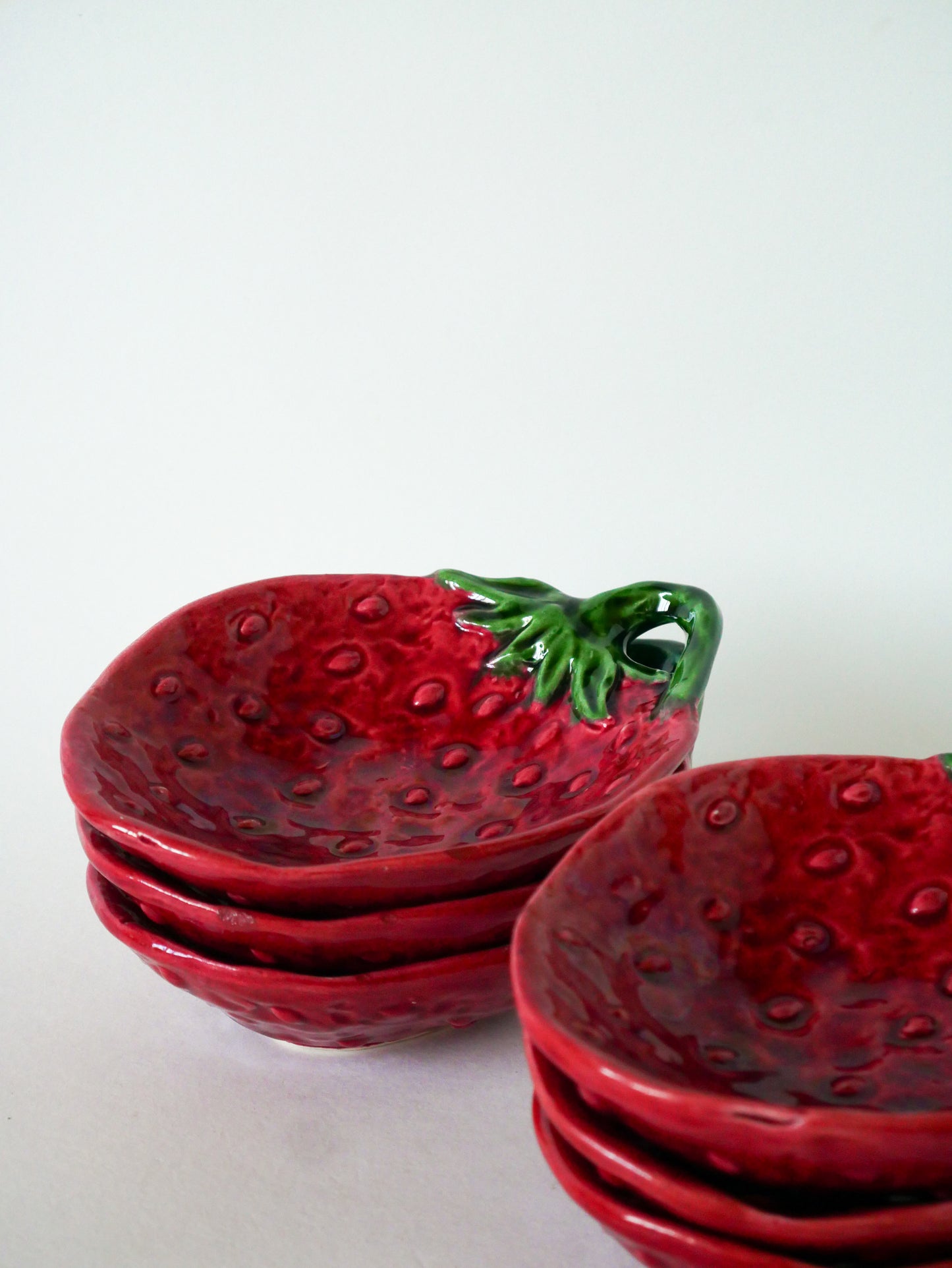 Ensemble de 6 ramequins en barbotine, modèle Framboise, Vallauris, 1970