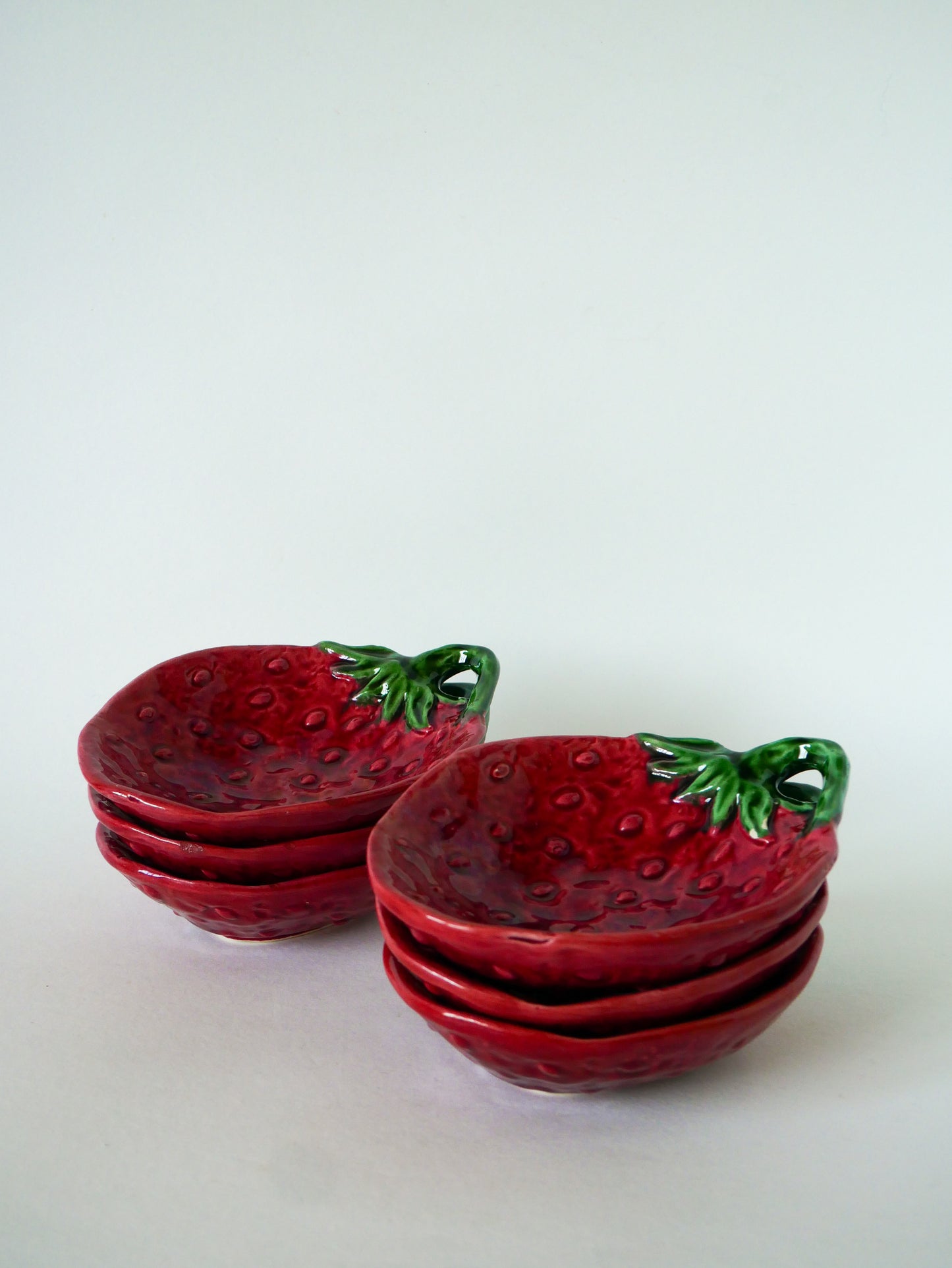 Ensemble de 6 ramequins en barbotine, modèle Framboise, Vallauris, 1970