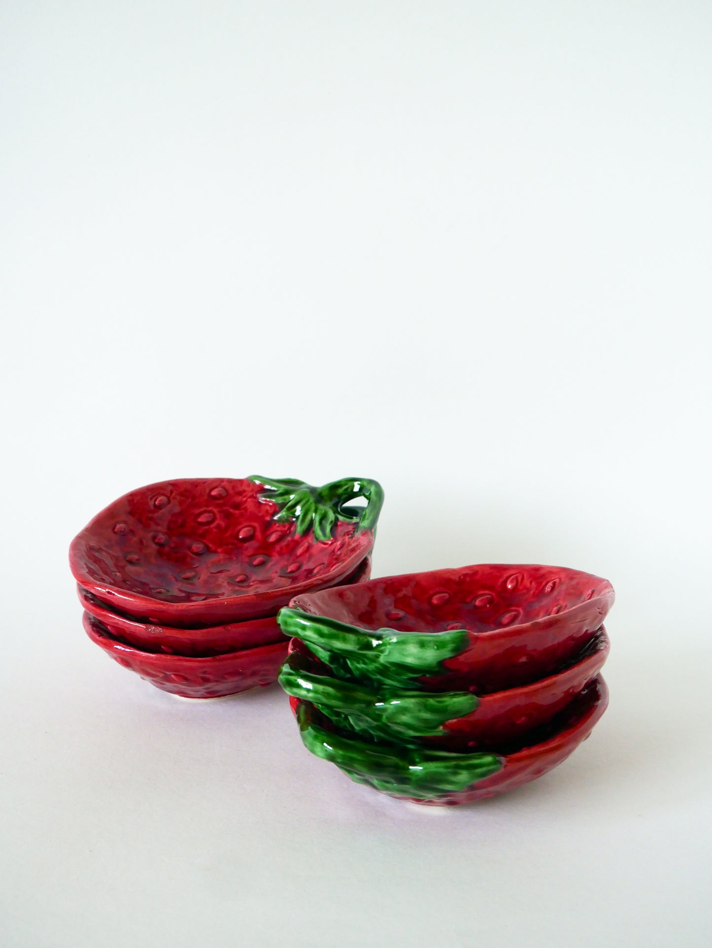 Ensemble de 6 ramequins en barbotine, modèle Framboise, Vallauris, 1970