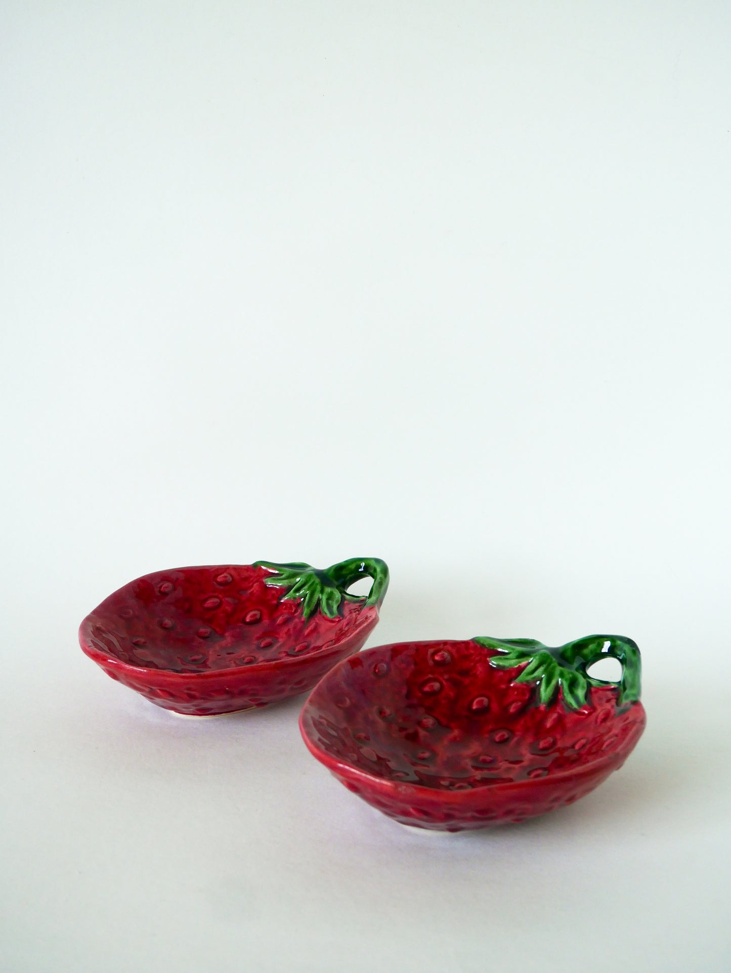Ensemble de 6 ramequins en barbotine, modèle Framboise, Vallauris, 1970