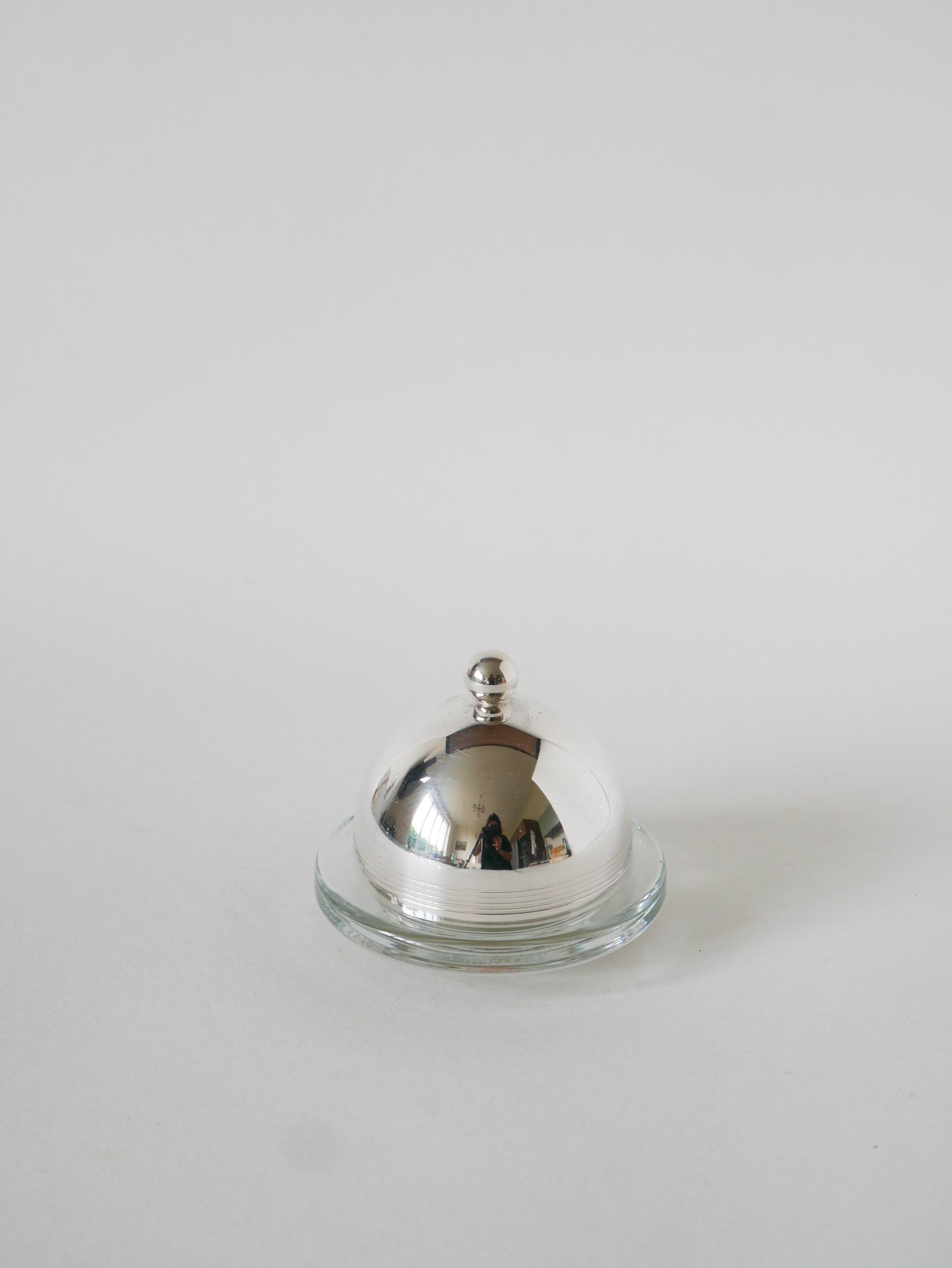 Beurrier en métal argenté et verre, St Hilaire, 1950
