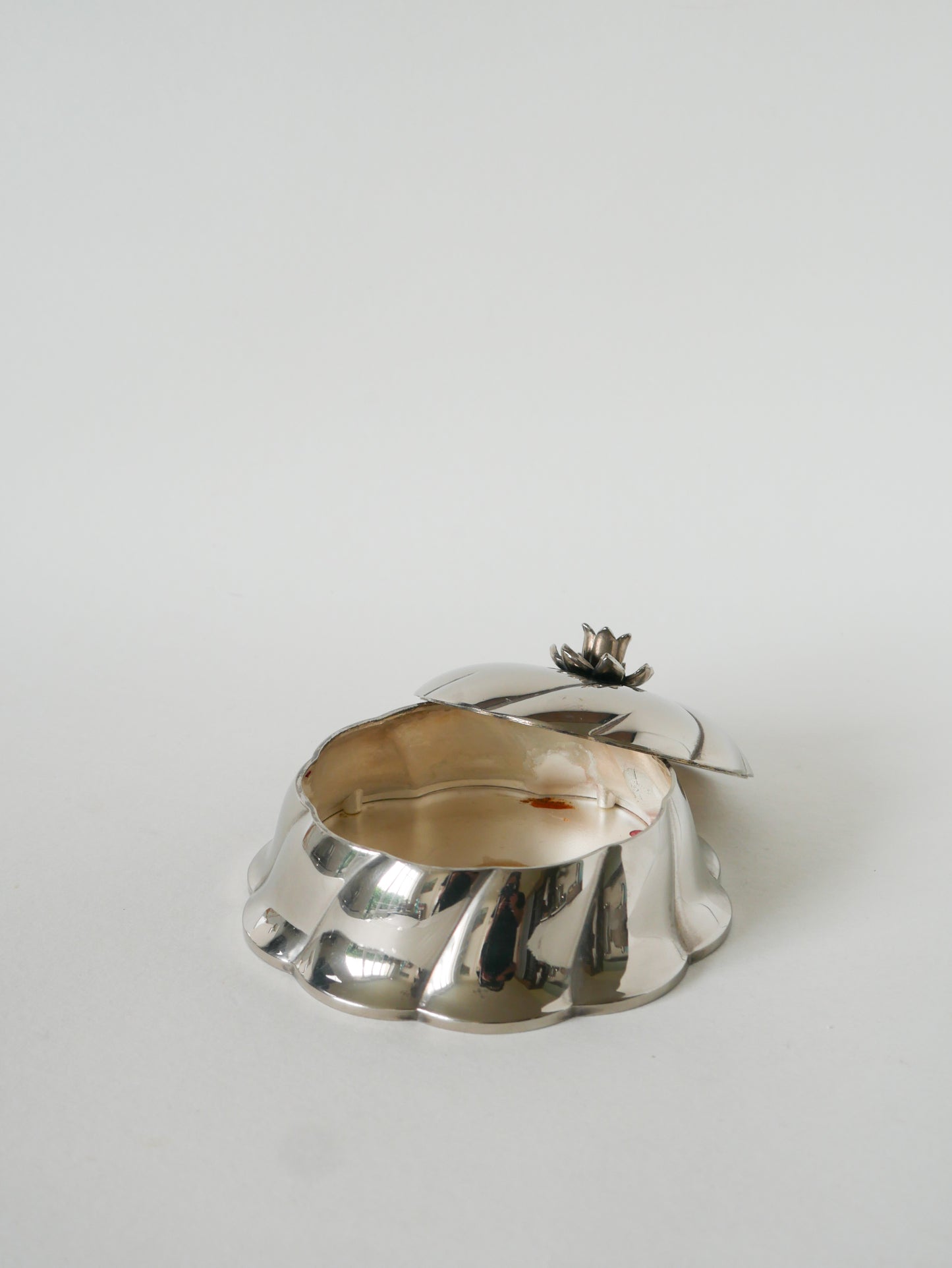 Boîte vide-poche en métal argenté, détails Fleur, 1950