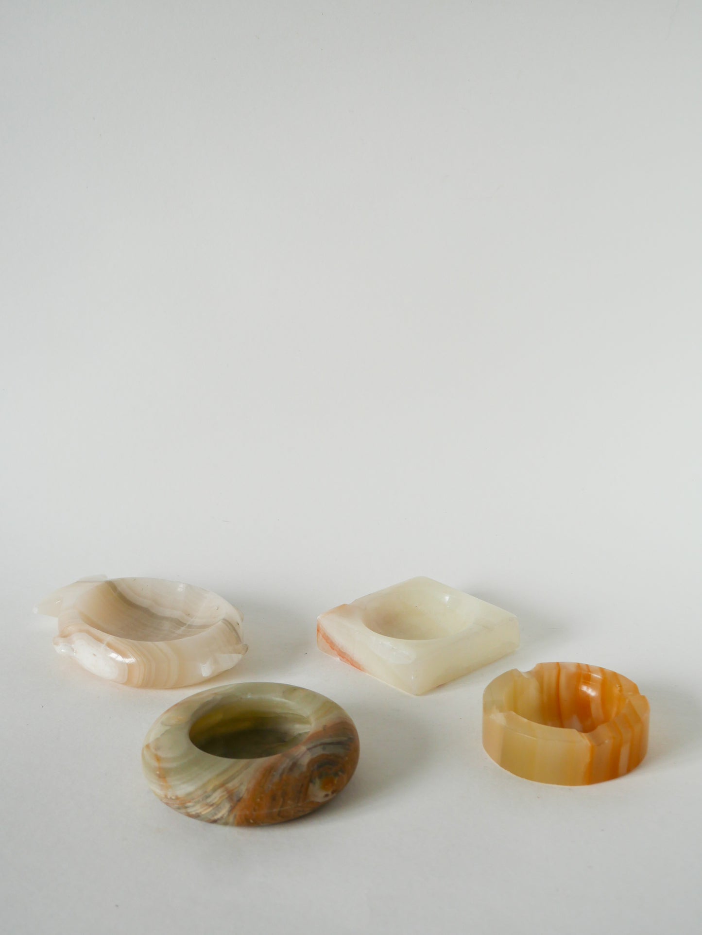 Cendrier en onyx forme carrée, Ecru, 1970 - 8 cm