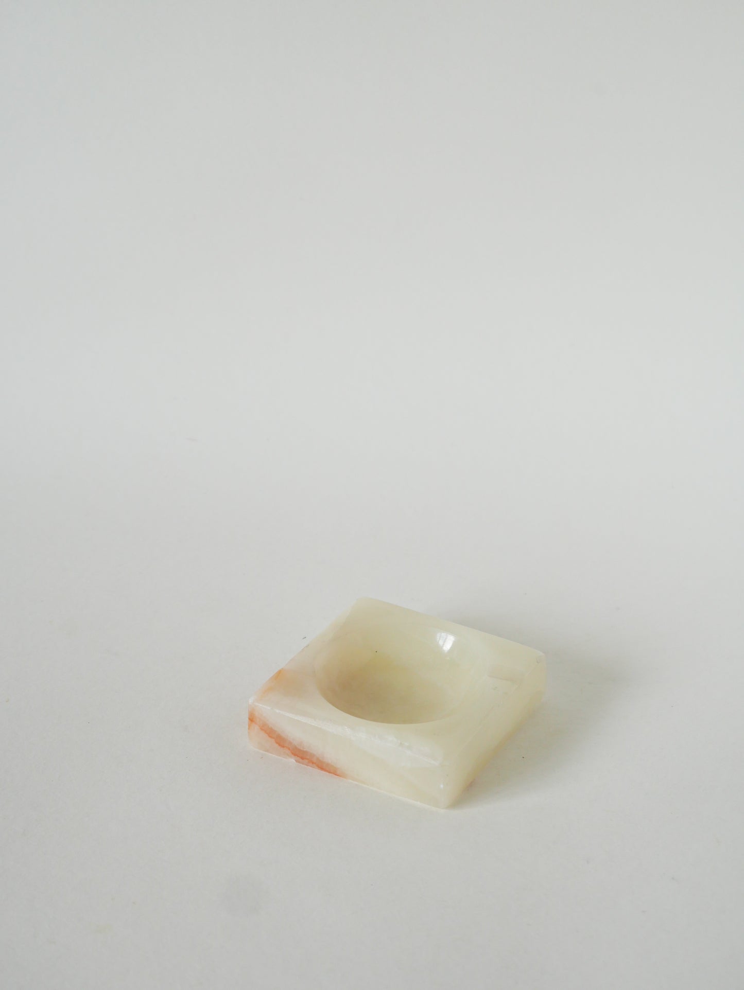 Cendrier en onyx forme carrée, Ecru, 1970 - 8 cm