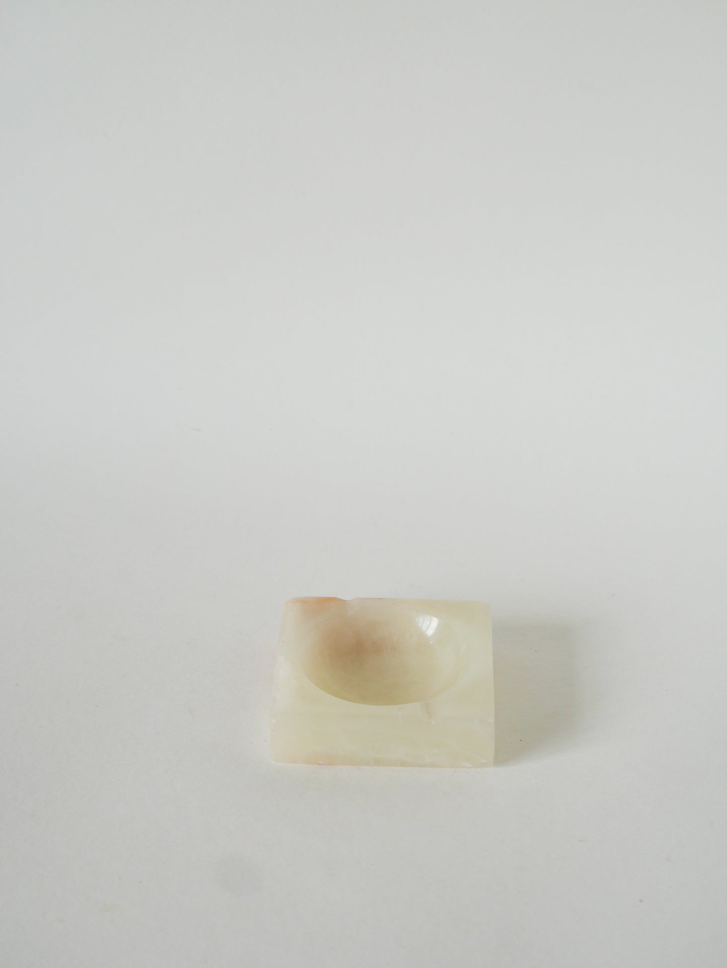 Cendrier en onyx forme carrée, Ecru, 1970 - 8 cm