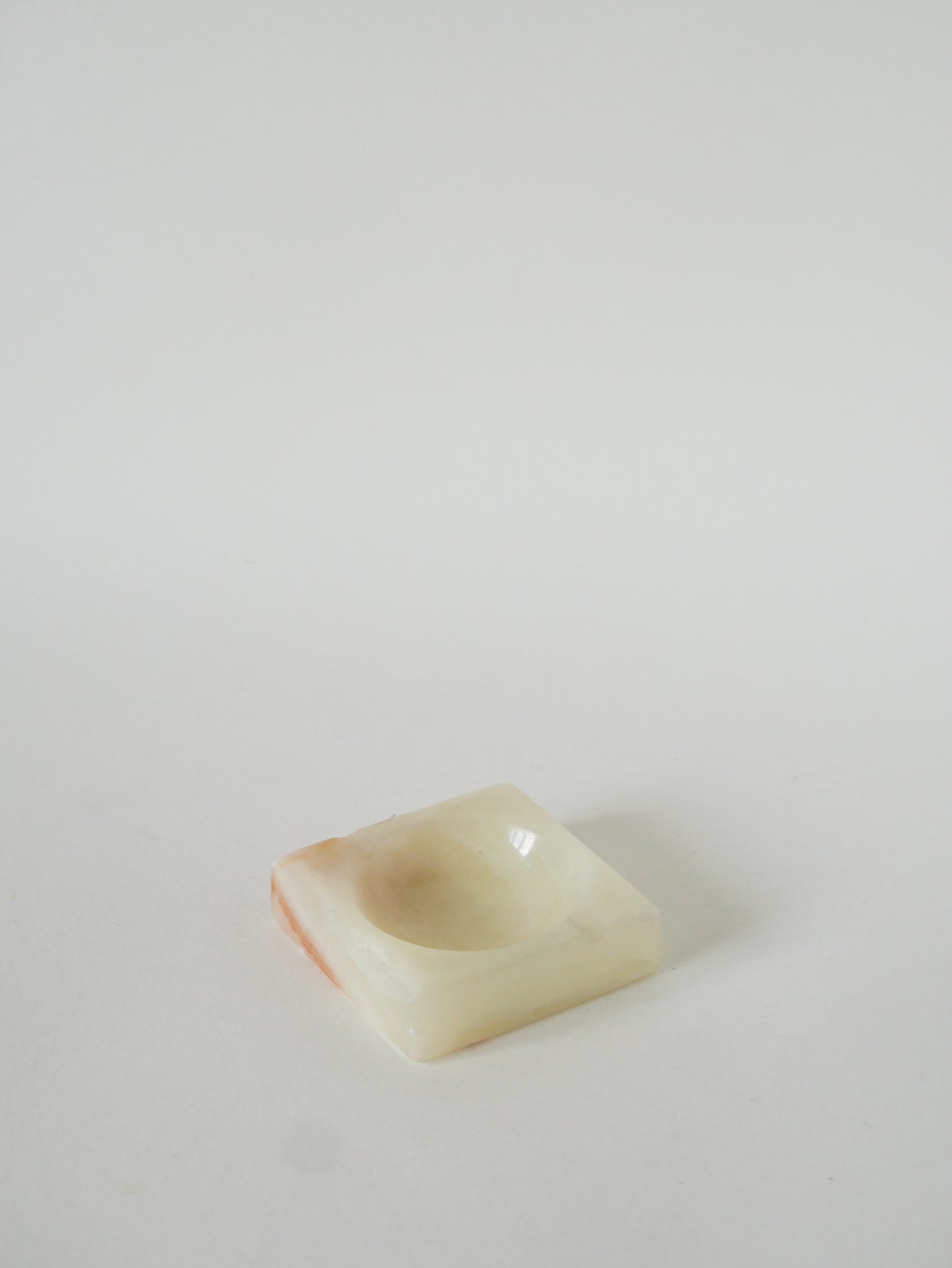 Cendrier en onyx forme carrée, Ecru, 1970 - 8 cm