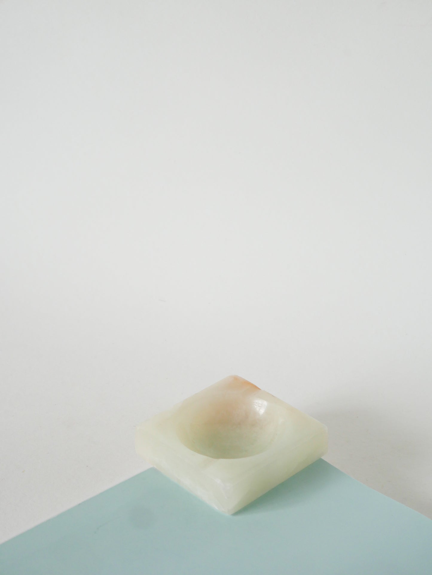 Cendrier en onyx forme carrée, Ecru, 1970 - 8 cm