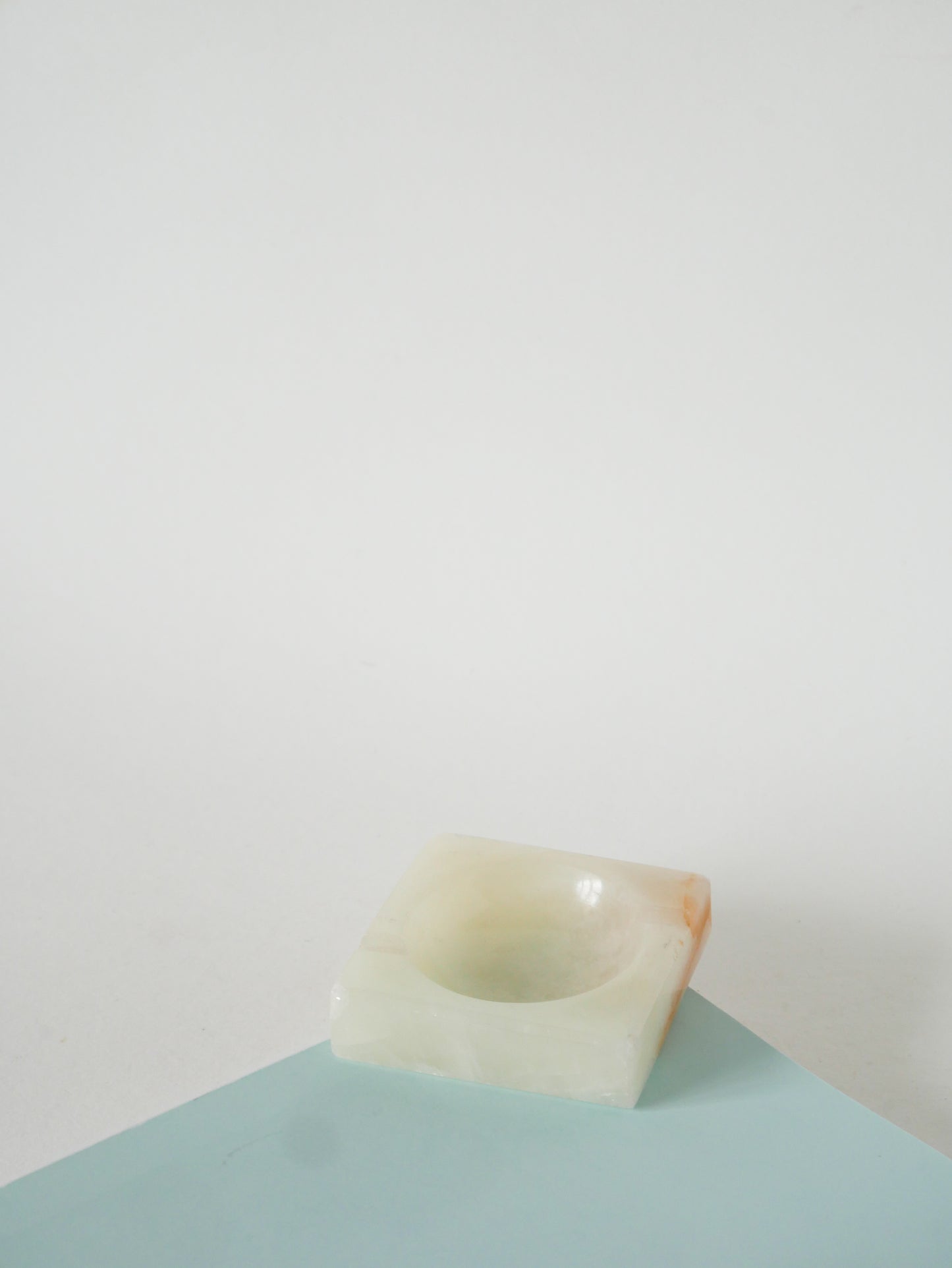 Cendrier en onyx forme carrée, Ecru, 1970 - 8 cm