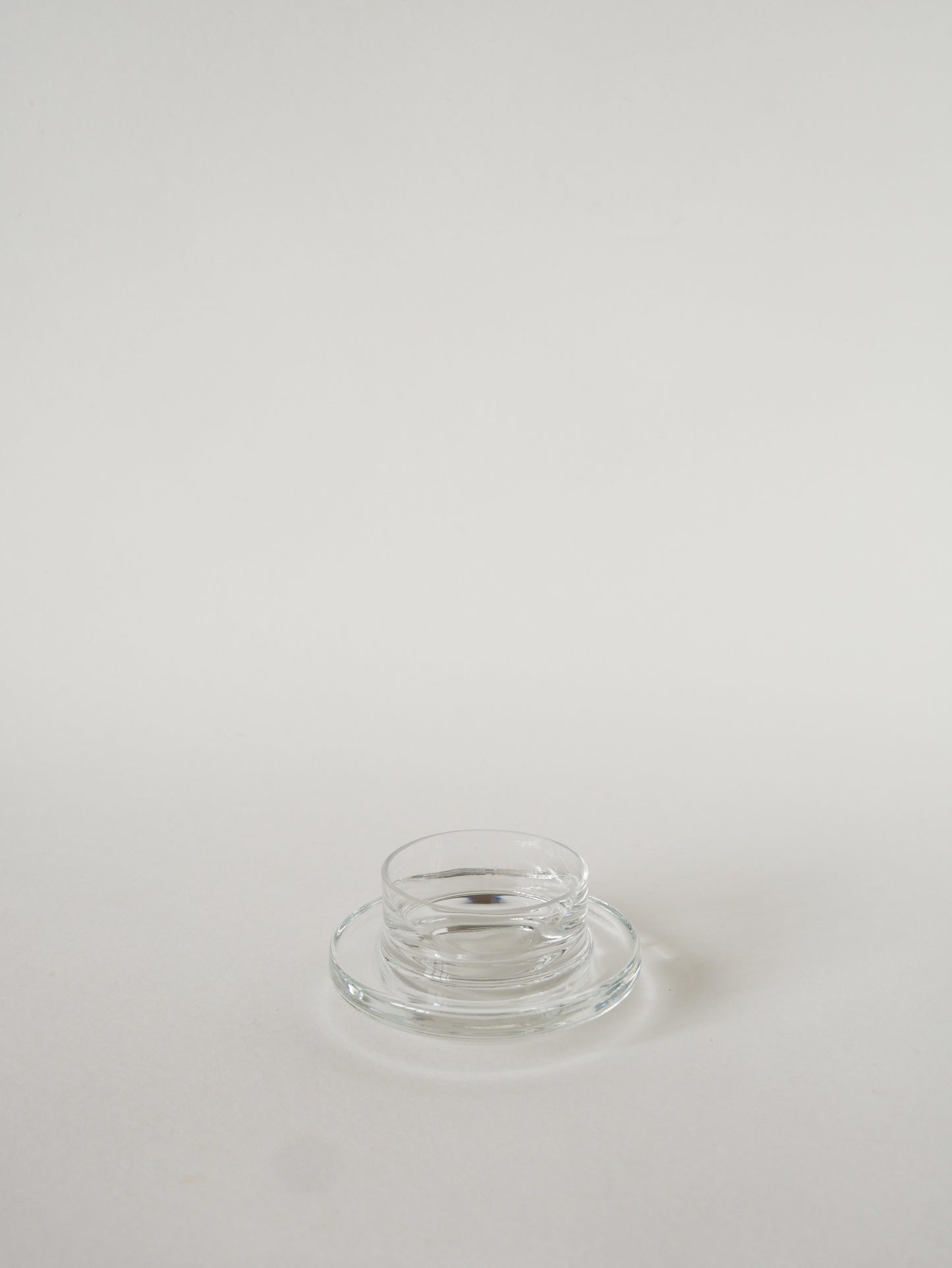 Beurrier en métal argenté, laiton et verre, 1950