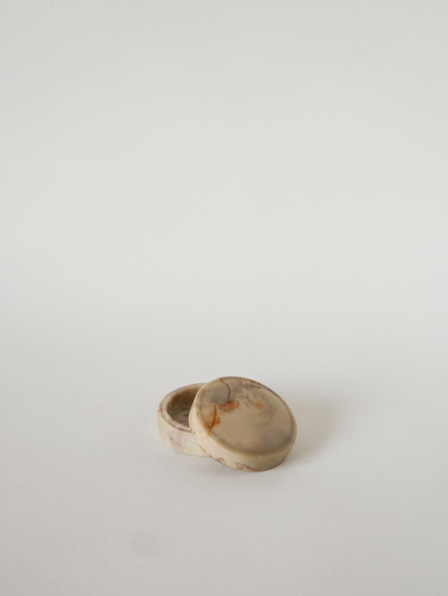 Petite boîte en Albâtre, forme Ronde, Beige, Design, 1970 - 7 cm