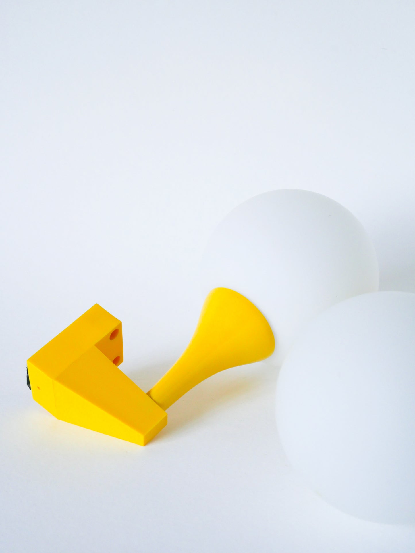 Paire d'appliques en plastique jaune et globes opalins, Design,1970