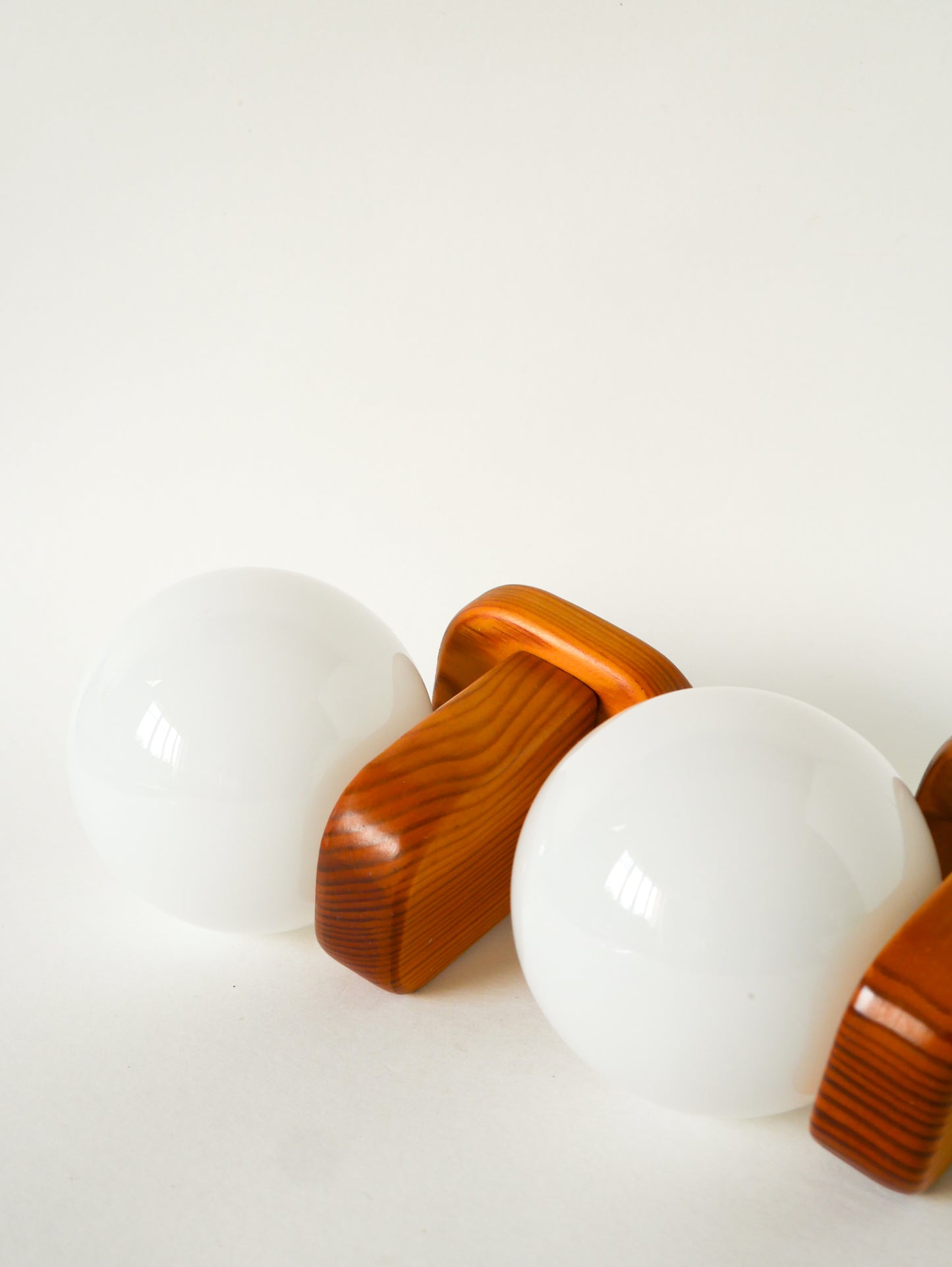 Paire d'appliques en pin et globes en opaline, Design, 1970
