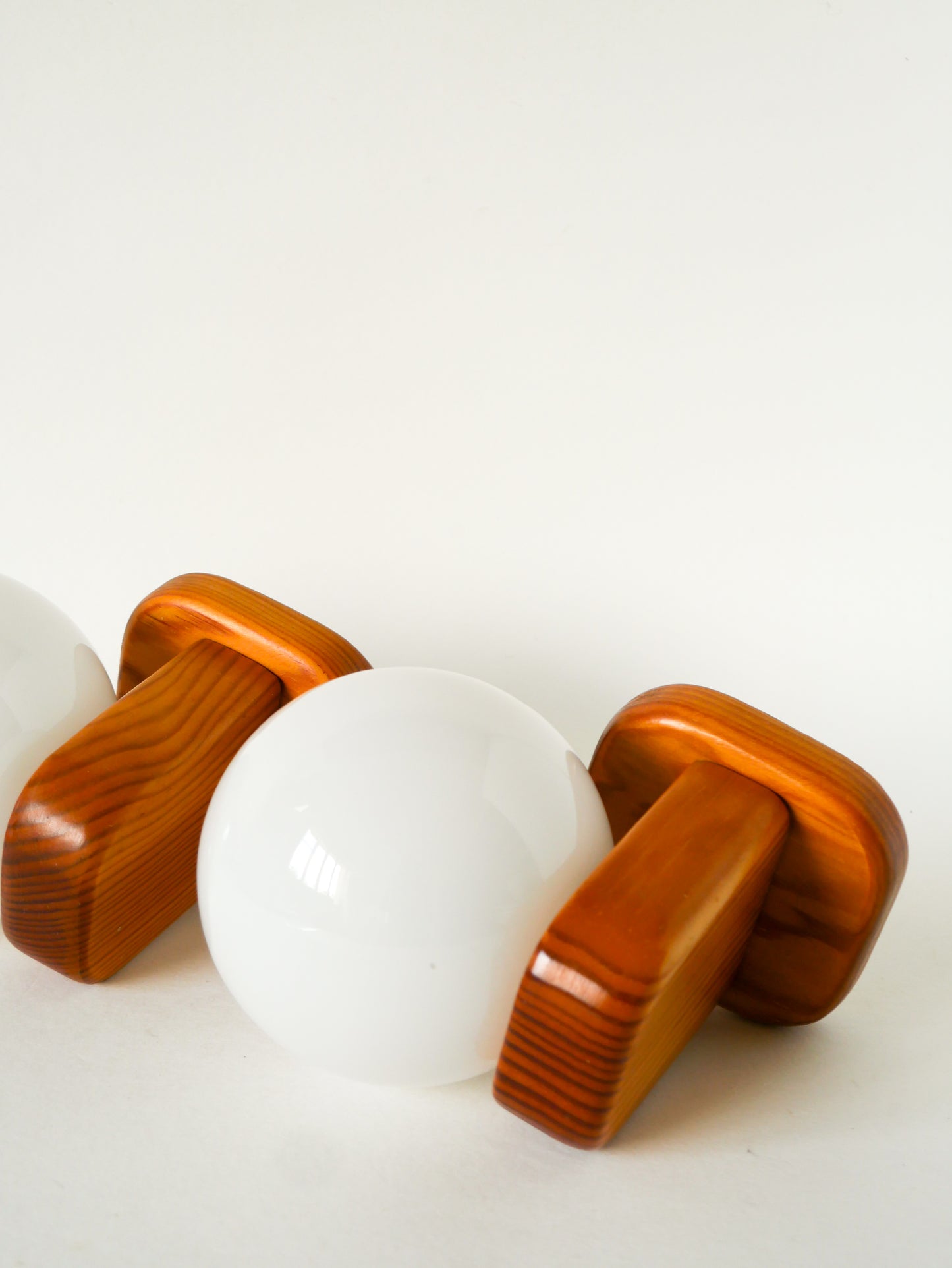 Paire d'appliques en pin et globes en opaline, Design, 1970