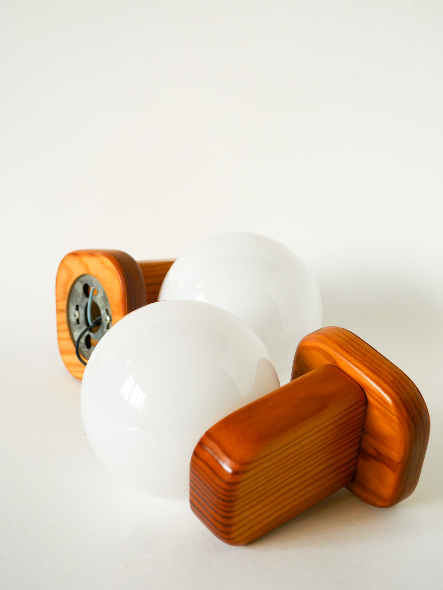 Paire d'appliques en pin et globes en opaline, Design, 1970
