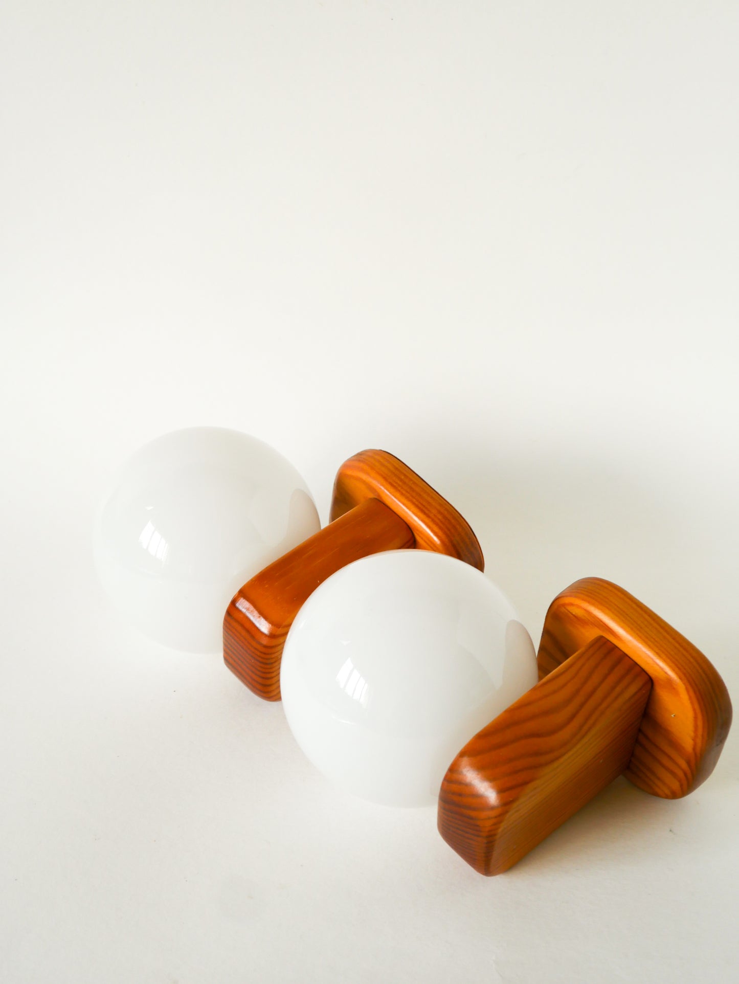Paire d'appliques en pin et globes en opaline, Design, 1970