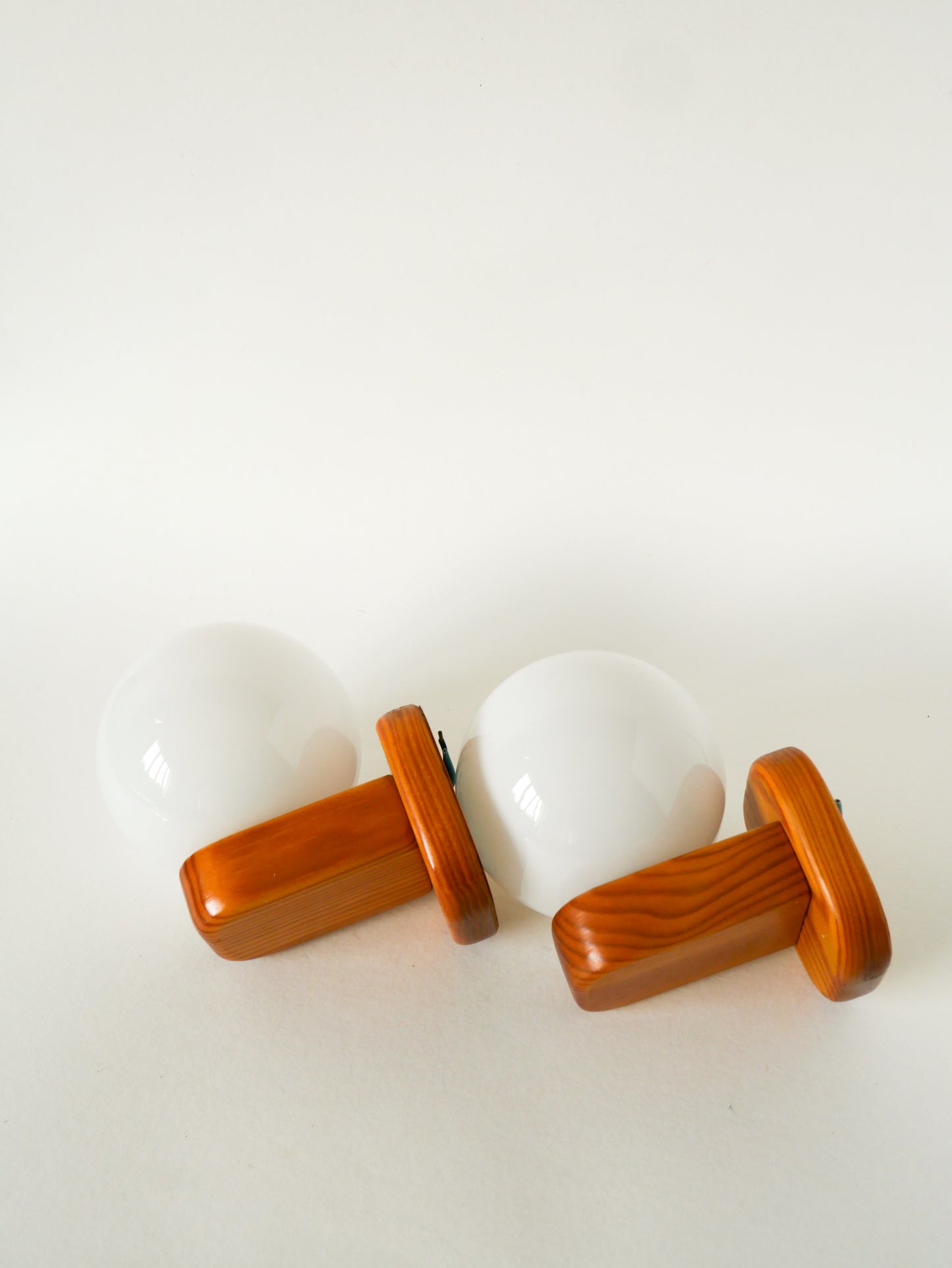 Paire d'appliques en pin et globes en opaline, Design, 1970