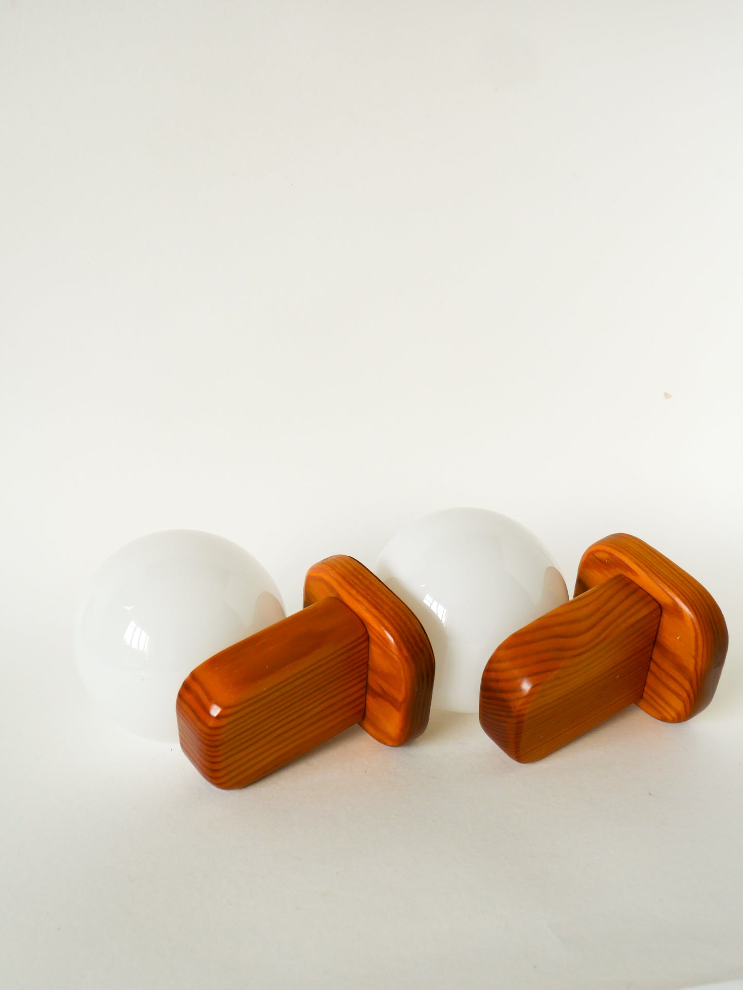 Paire d'appliques en pin et globes en opaline, Design, 1970