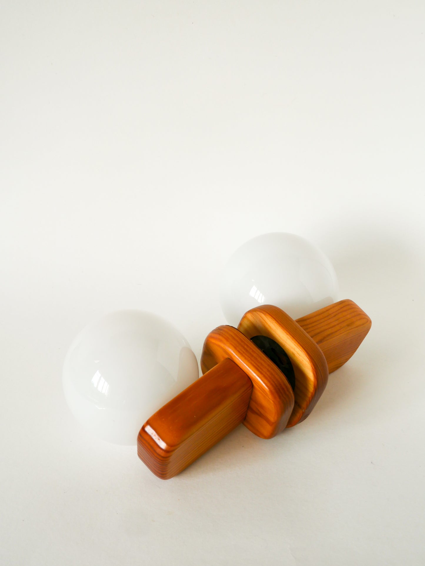 Paire d'appliques en pin et globes en opaline, Design, 1970