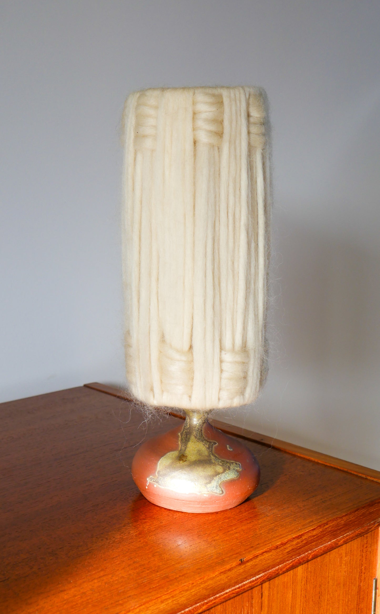Lampe scandinave en grès vernissé et abat-jour en laine design 1970