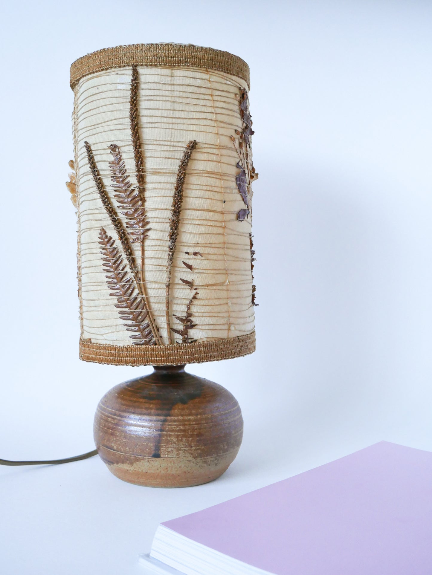 Lampe en grès avec abat-jour en fleurs séchées, 1970
