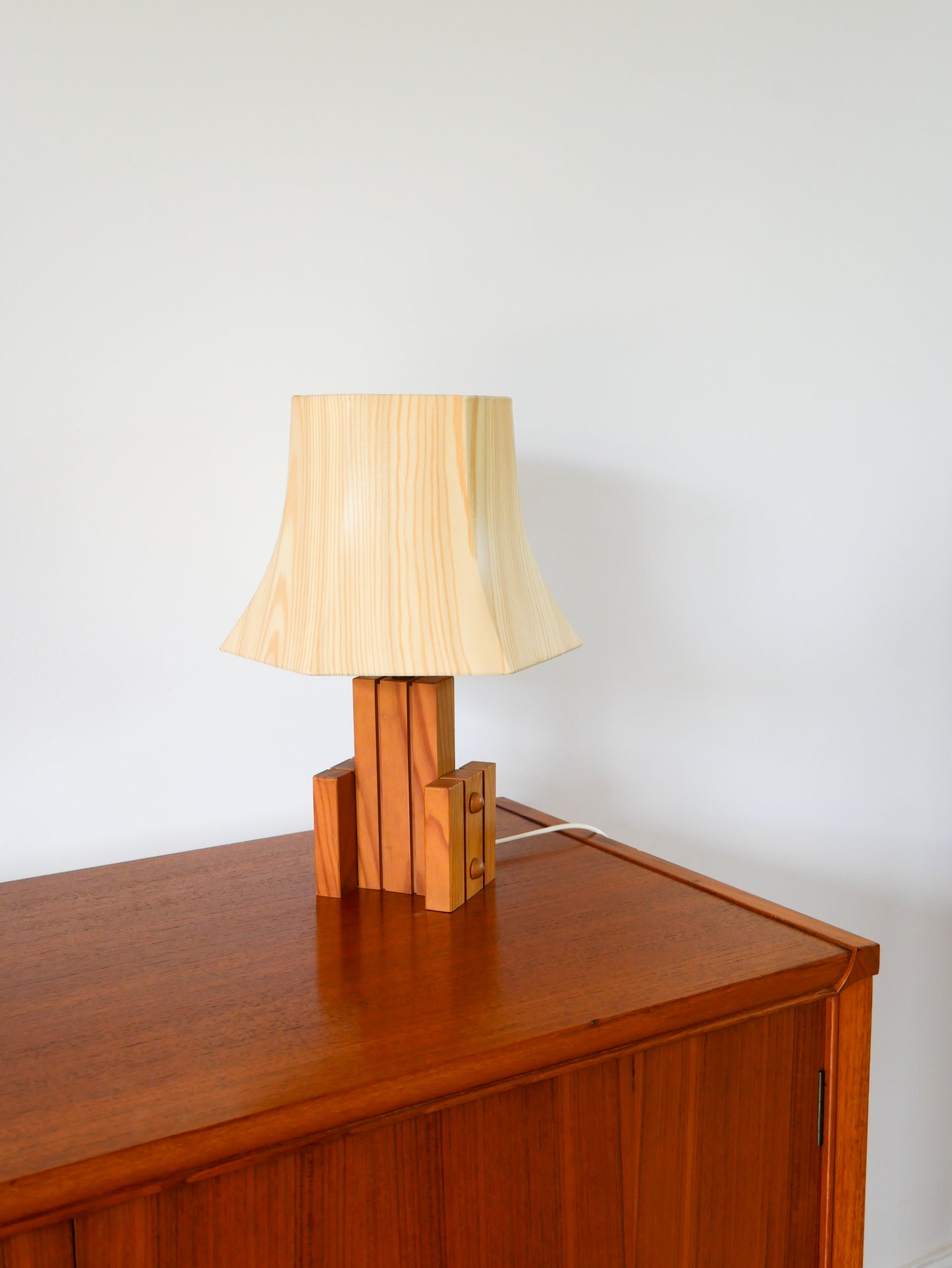 Lampe à poser en pin et abat-jour effet bois, 1970-1980