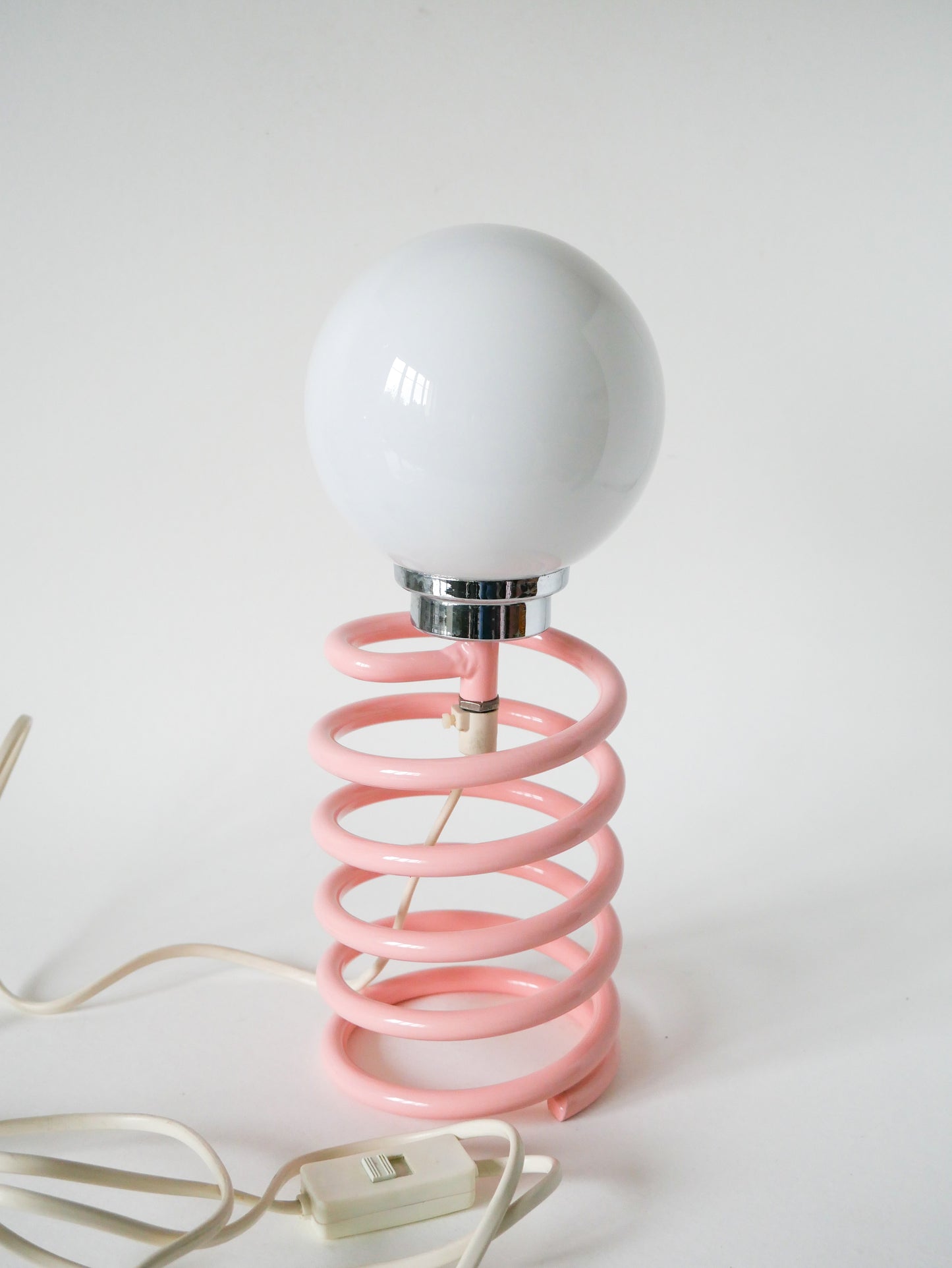 Lampe ressort Ingo Maurer, Rose bonbon, globe opalin, 1970