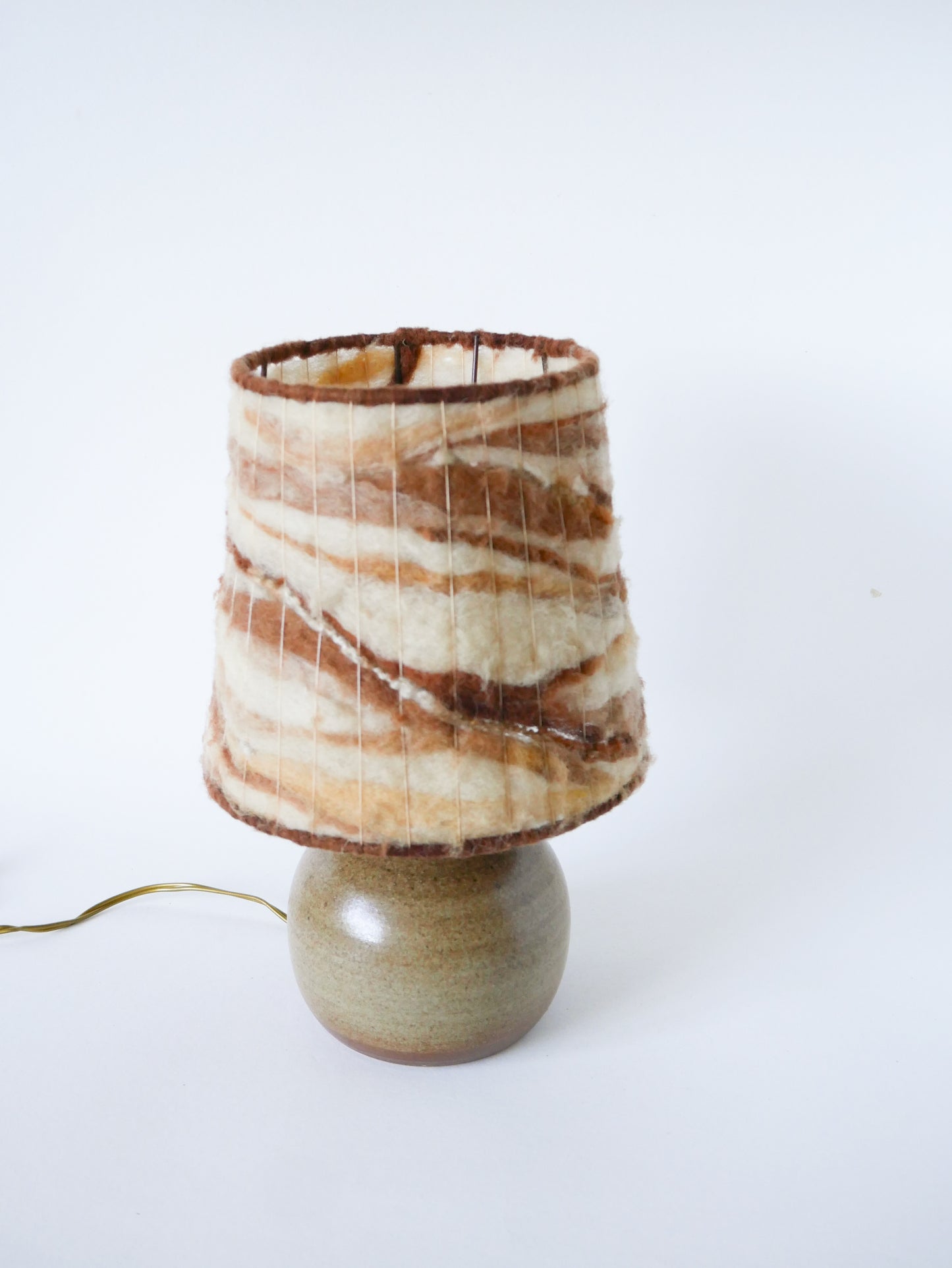 Lampe à poser en grès et abat-jour en laine tissée, 1970