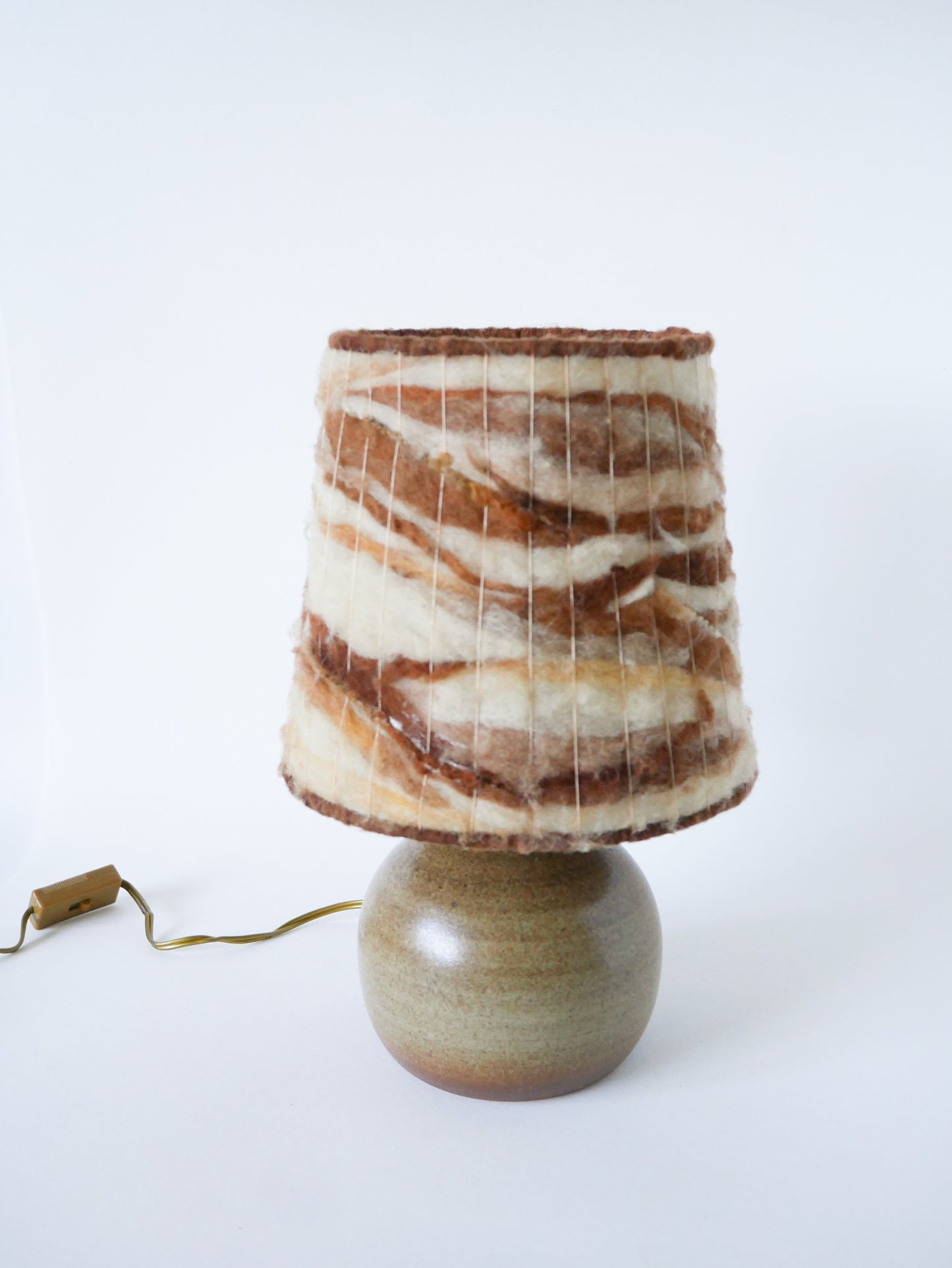 Lampe à poser en grès et abat-jour en laine tissée, 1970